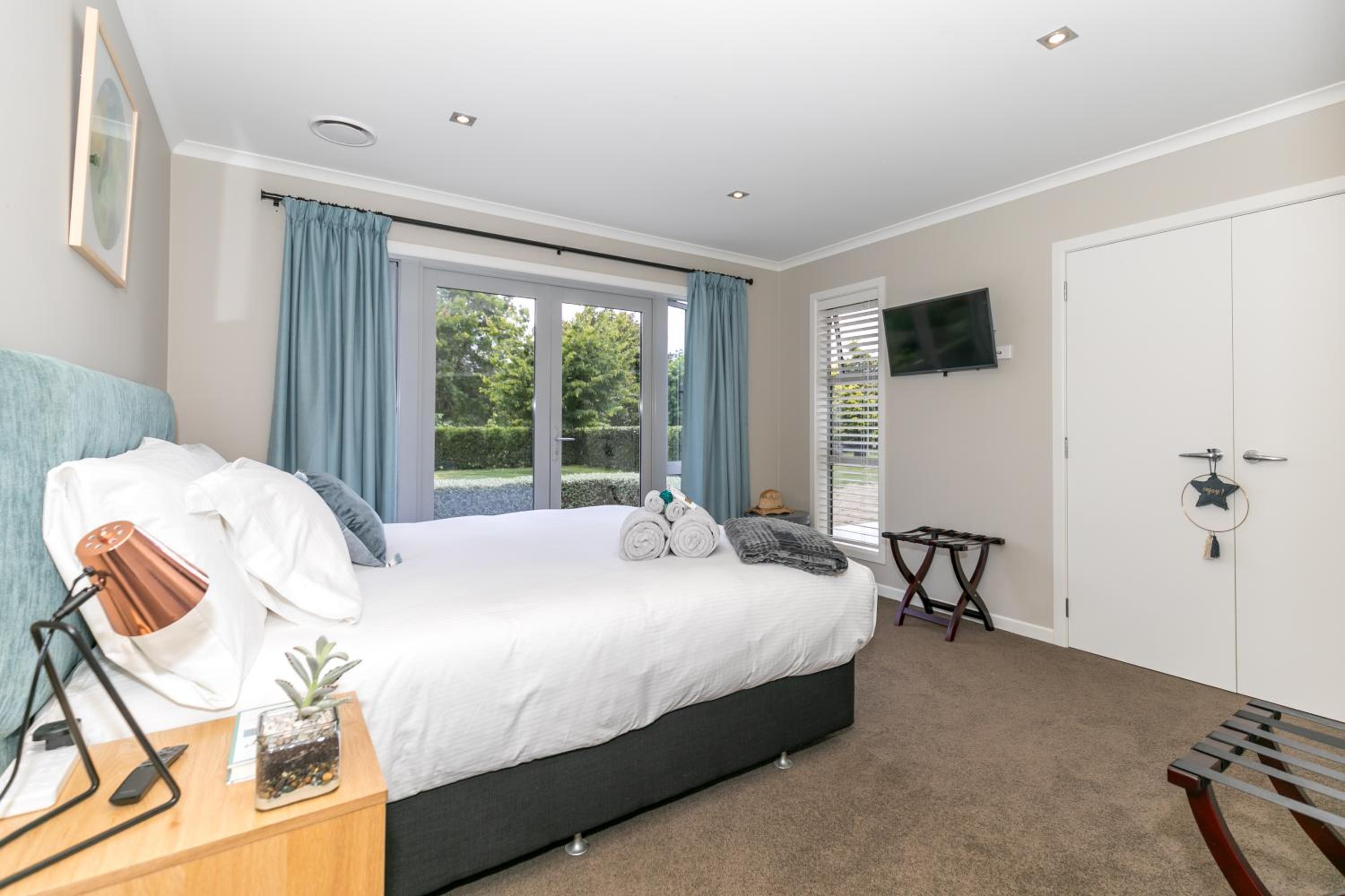 Spacious Modern Two-Bedroom Apartment view 5