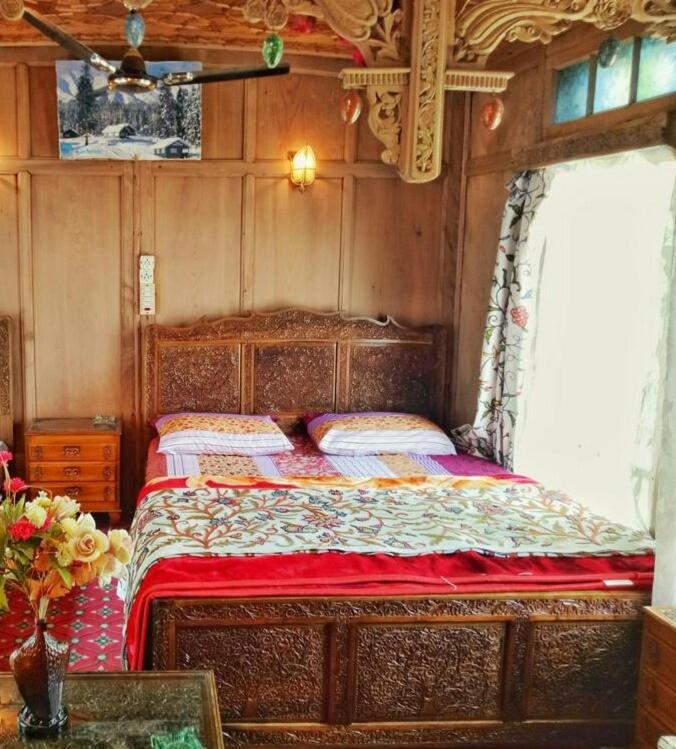 House Boat New Pala Palace