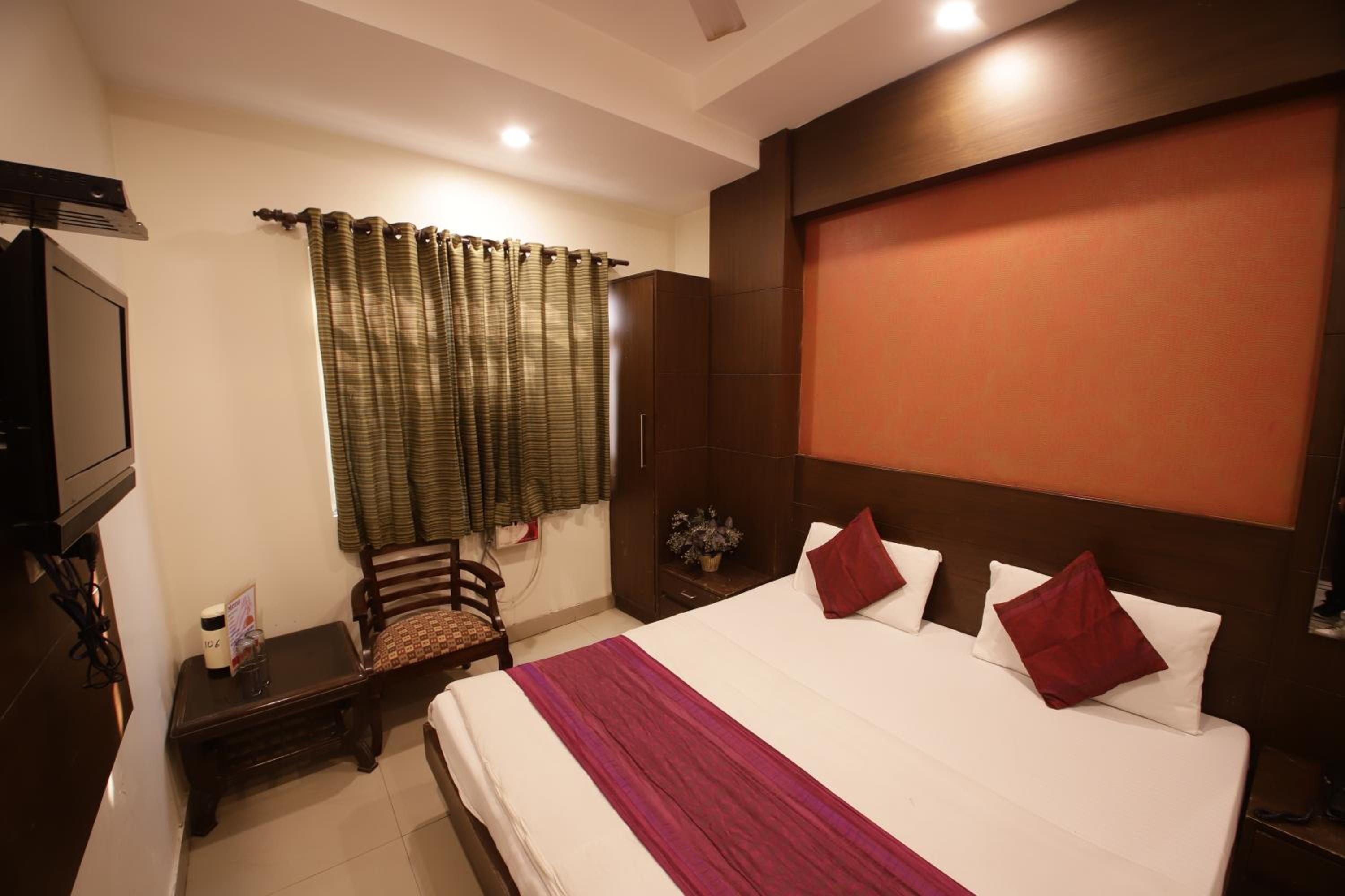 Hotel Golden Wings 2 mnts New Delhi railway station view 5