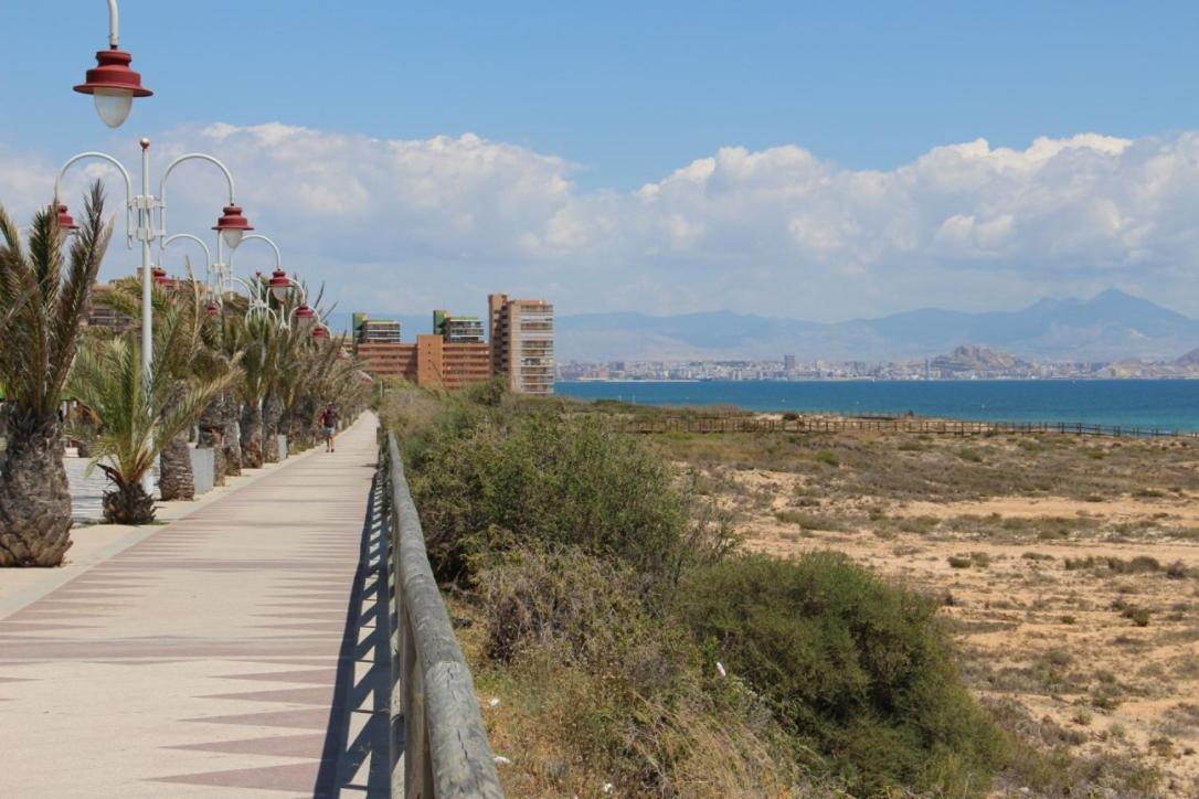 Bonita casa en urbanización privada muy cerca del mar y de Alicante view 5
