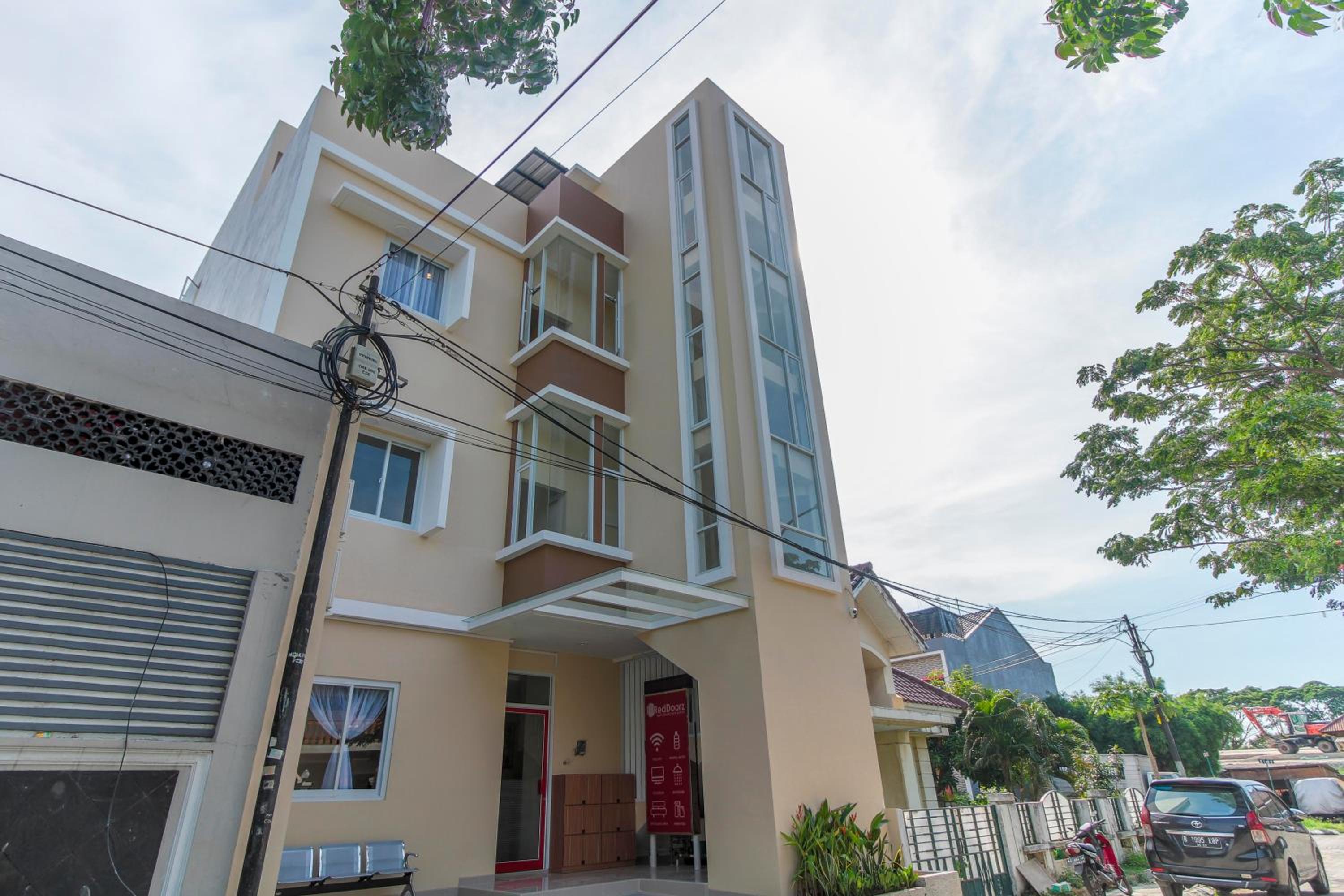 RedDoorz near Soekarno Hatta Airport view 3