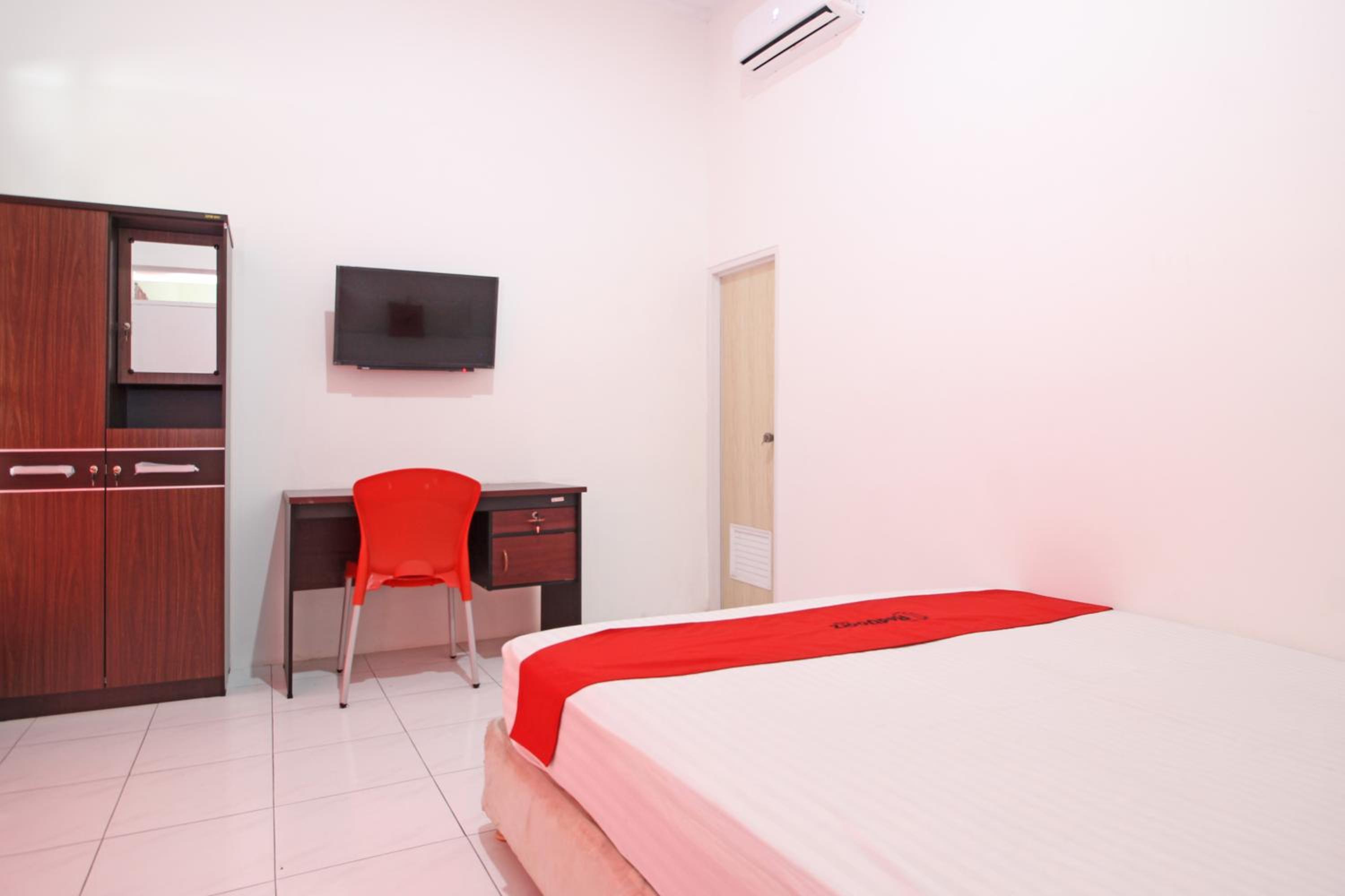 RedDoorz near Terminal Tirtonadi view 4