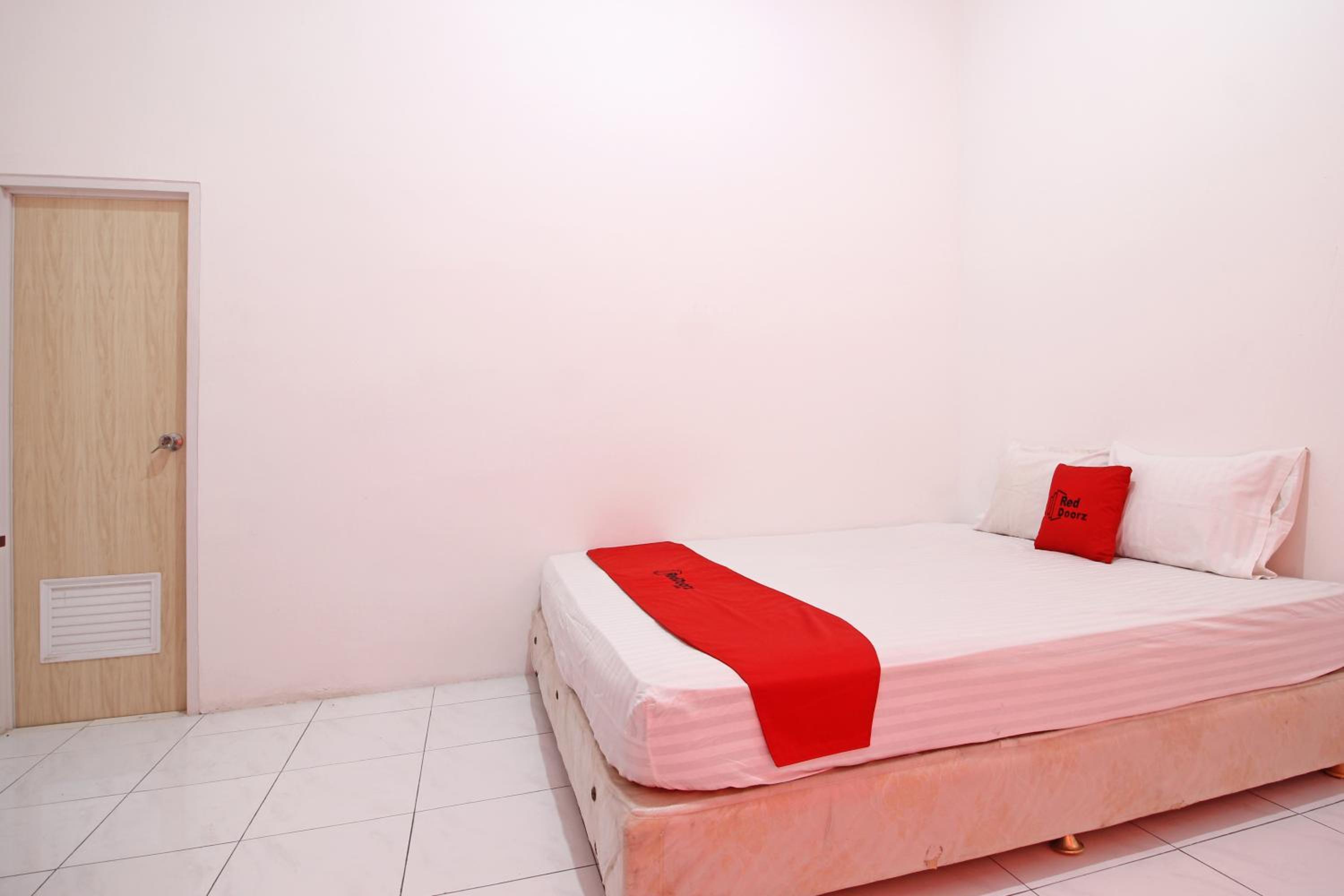 RedDoorz near Terminal Tirtonadi view 3