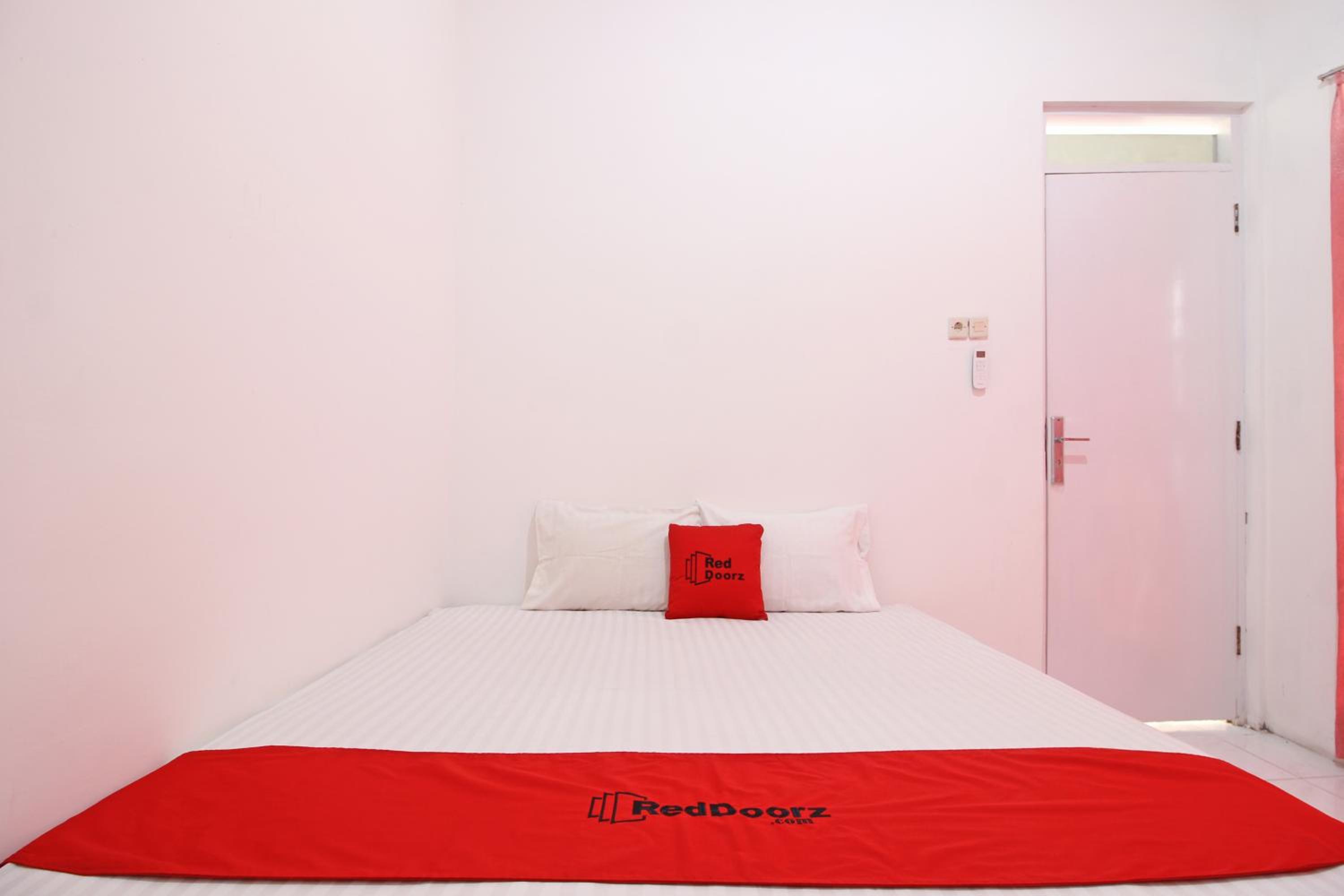 RedDoorz near Terminal Tirtonadi view 2