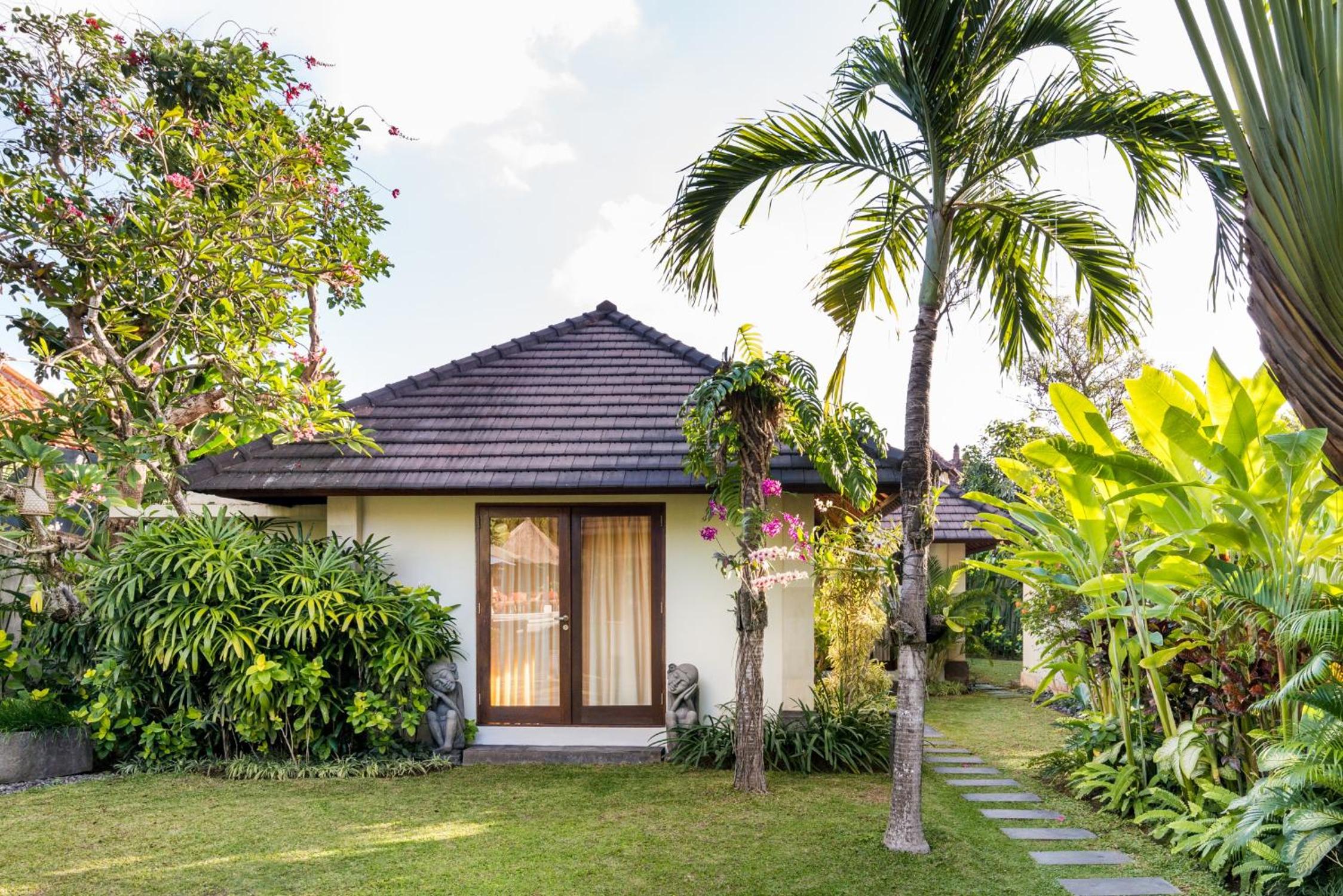 Spacious 4BR Private Estate w-Big Garden and Pool Central Seminyak