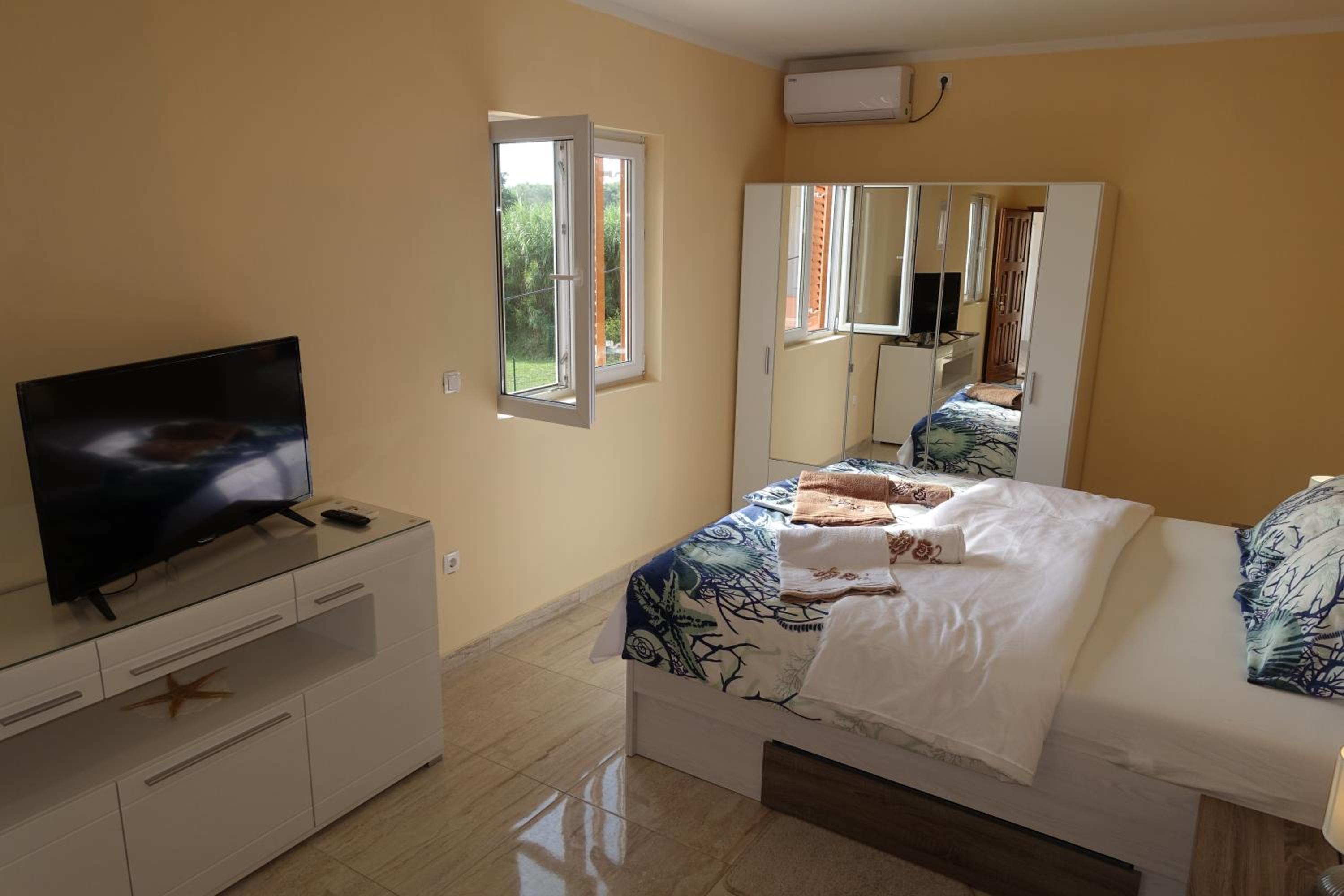 Apartments Leon Nin view 5