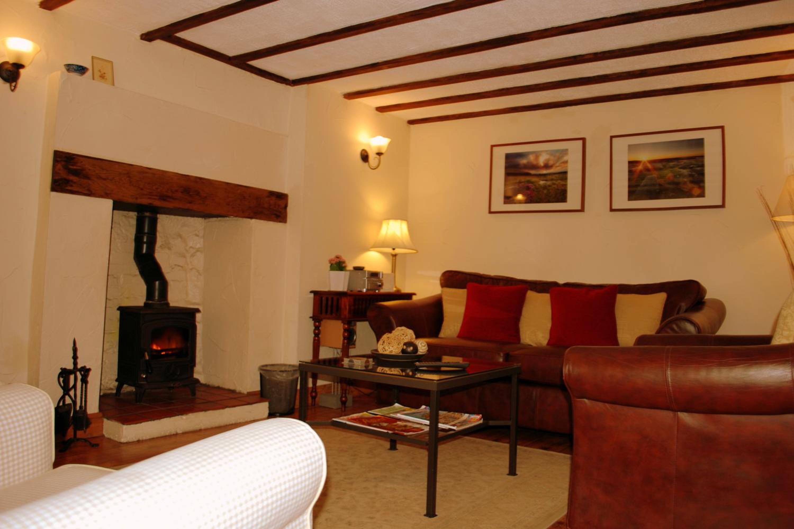 Hillocks Cottage, Kniveton view 3