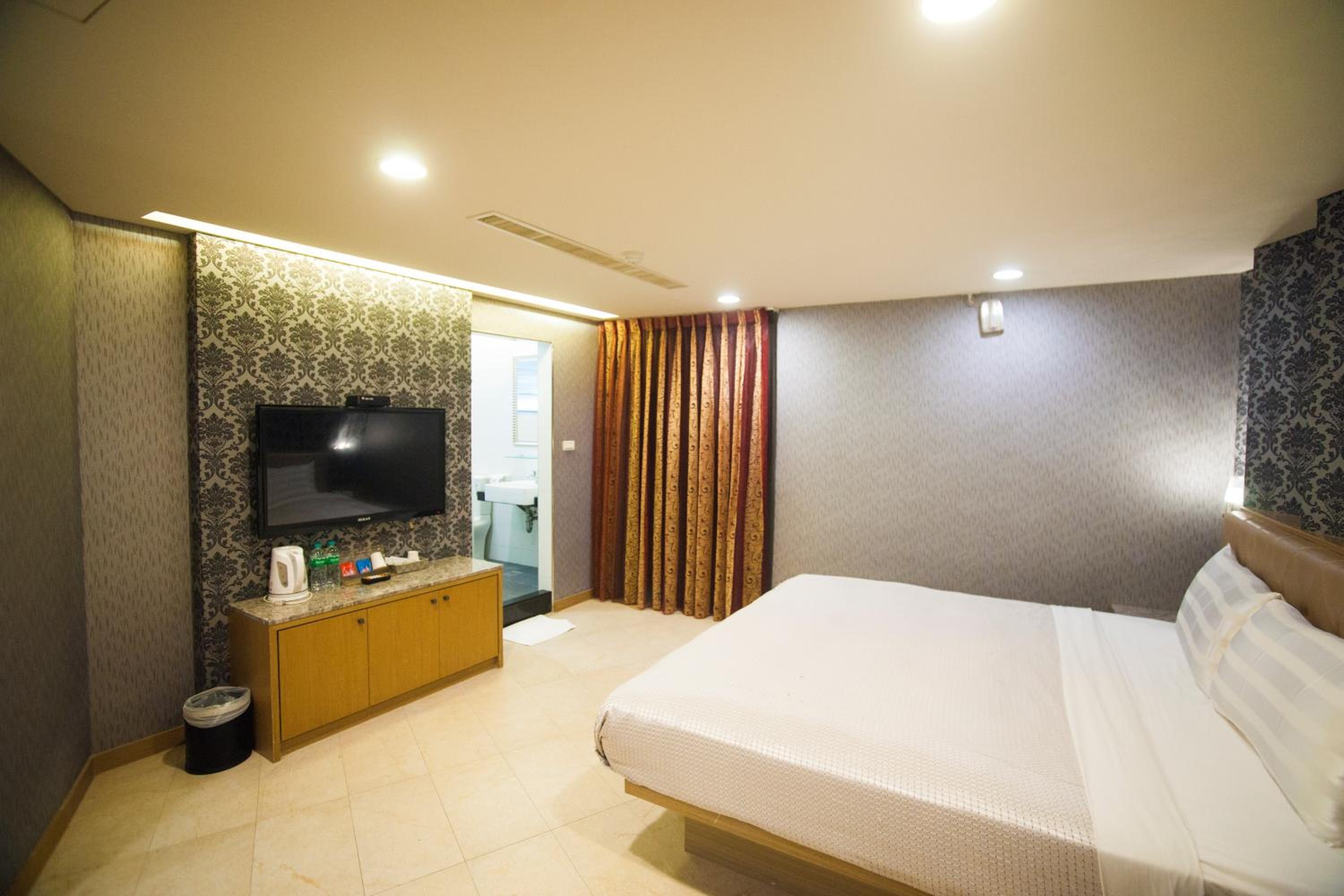 Love Hotel view 4