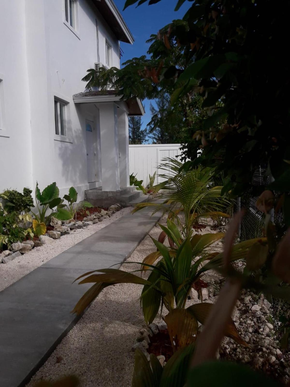 BELL At The Airport Suites Adults Only - Free Airport Transportation