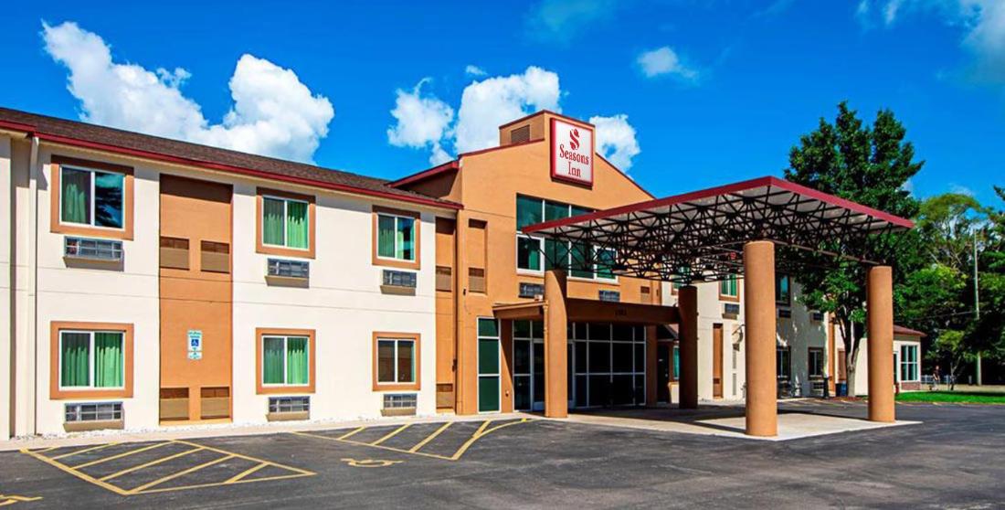 Hotel Seasons Inn Traverse City - Image 1