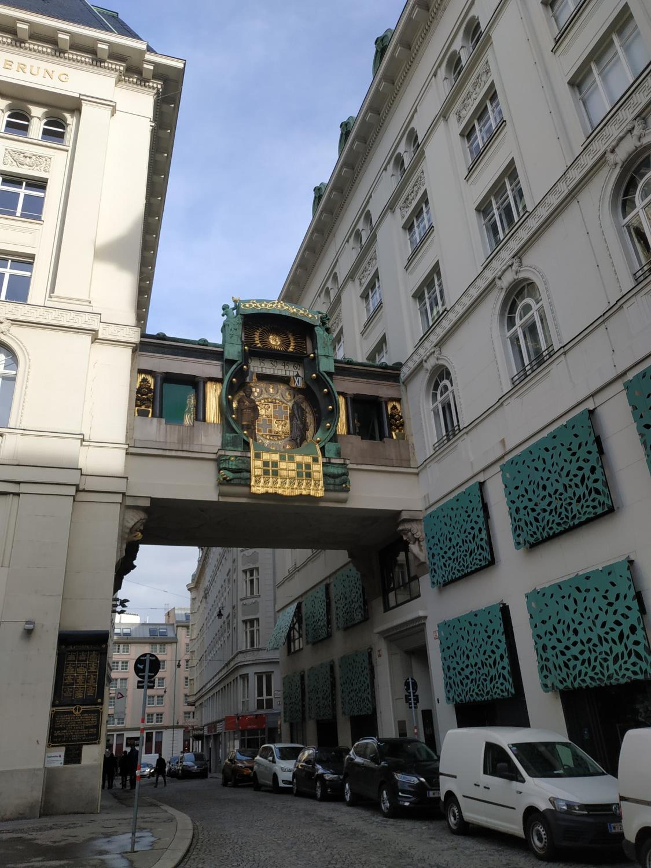 Central Vienna Apartment with unique 40m2 city garden & self check in