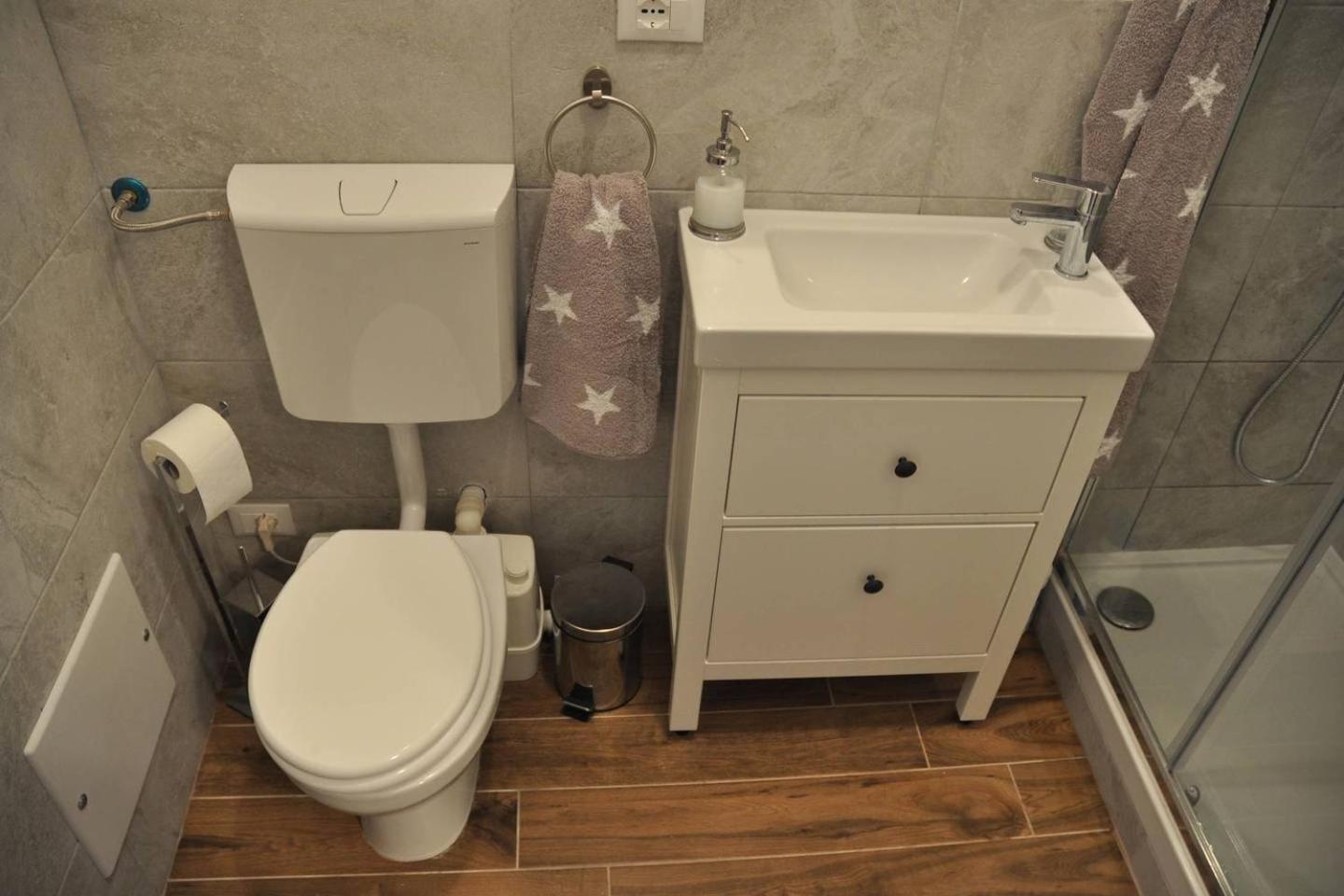 CAMERA e BAGNO PRIVATO a 3 minuti dalla Stazione view 4