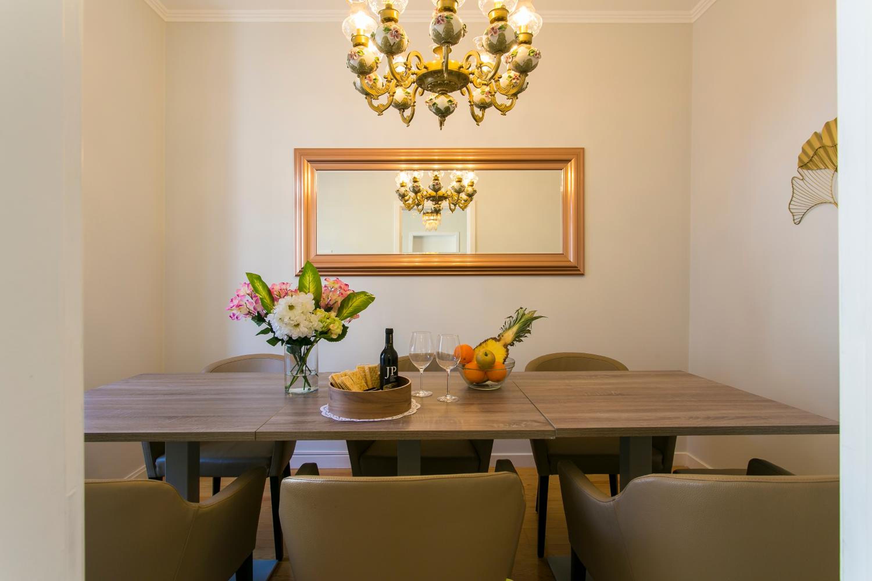 Art Deco 4 Bedrooms Flat in the City Center view 3