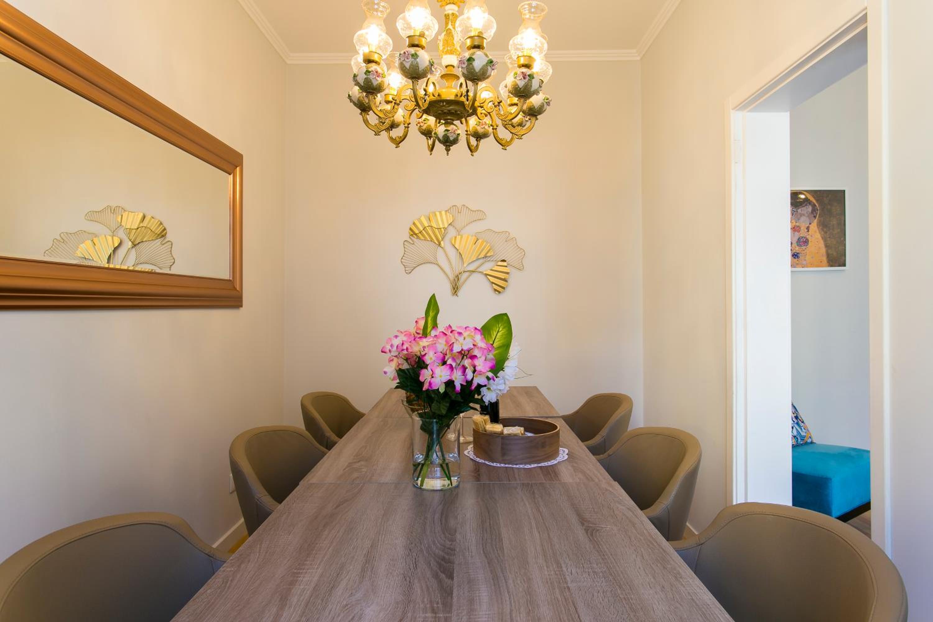 Art Deco 4 Bedrooms Flat in the City Center view 4