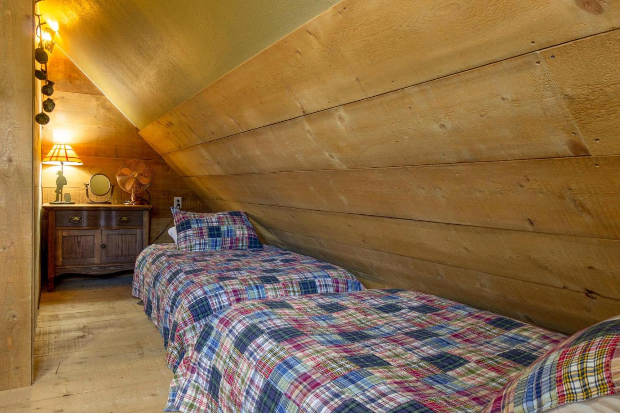 Beautiful 1 BR "Barn" Cabin - Perfect for Small Families view 4