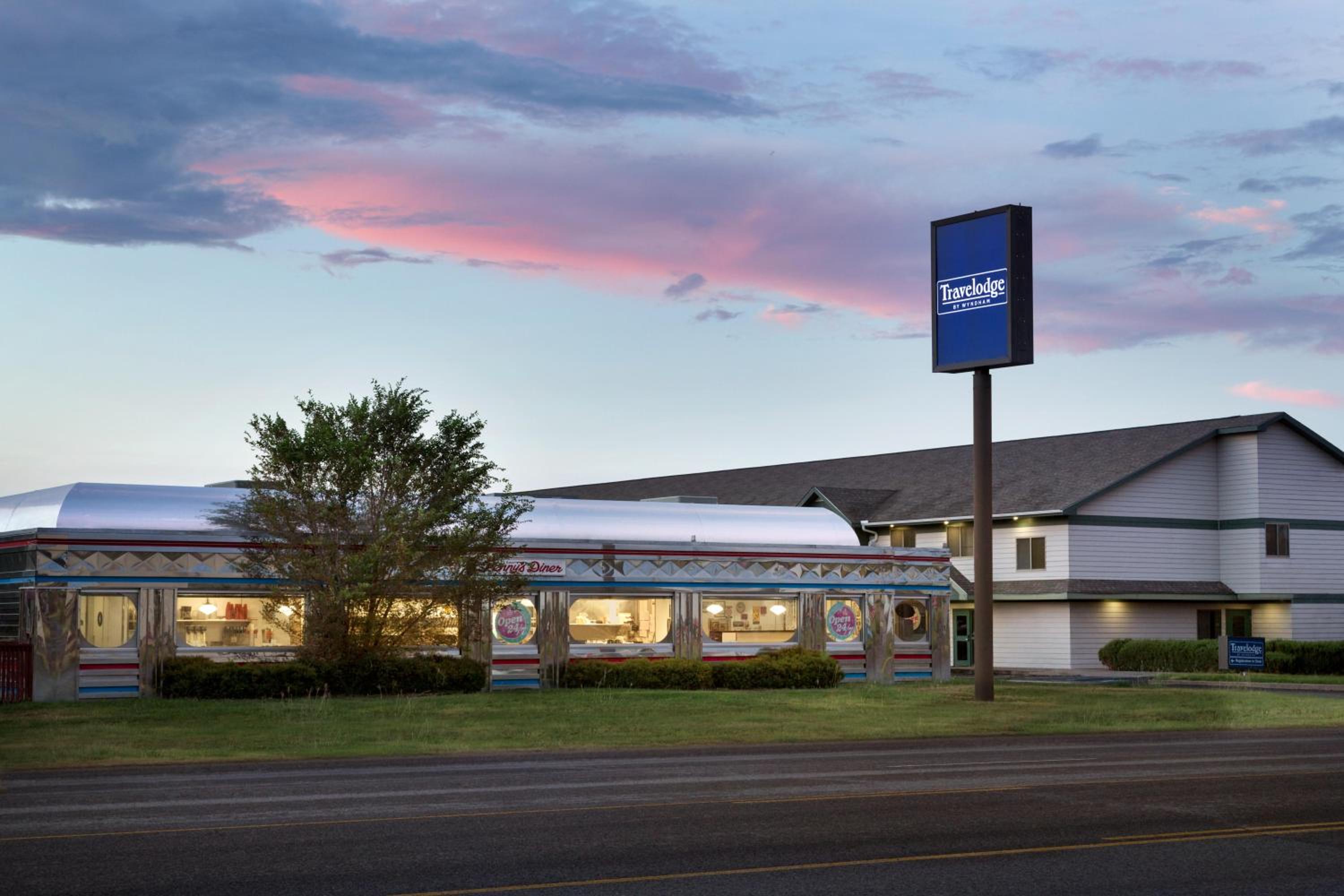 Alpine Vacations - Travelodge by Wyndham Alpine - Property Image 1