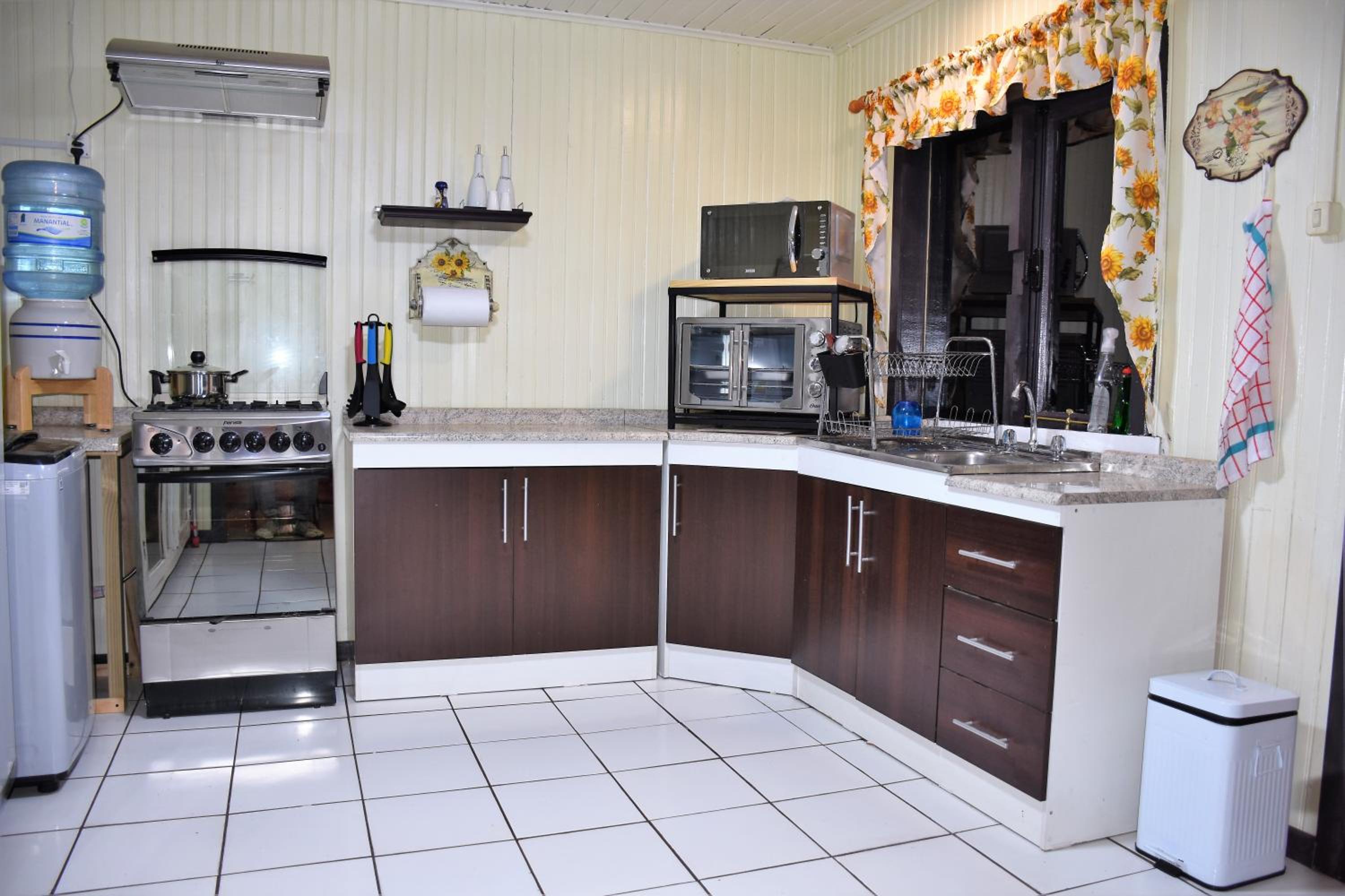 La Casita Amarilla