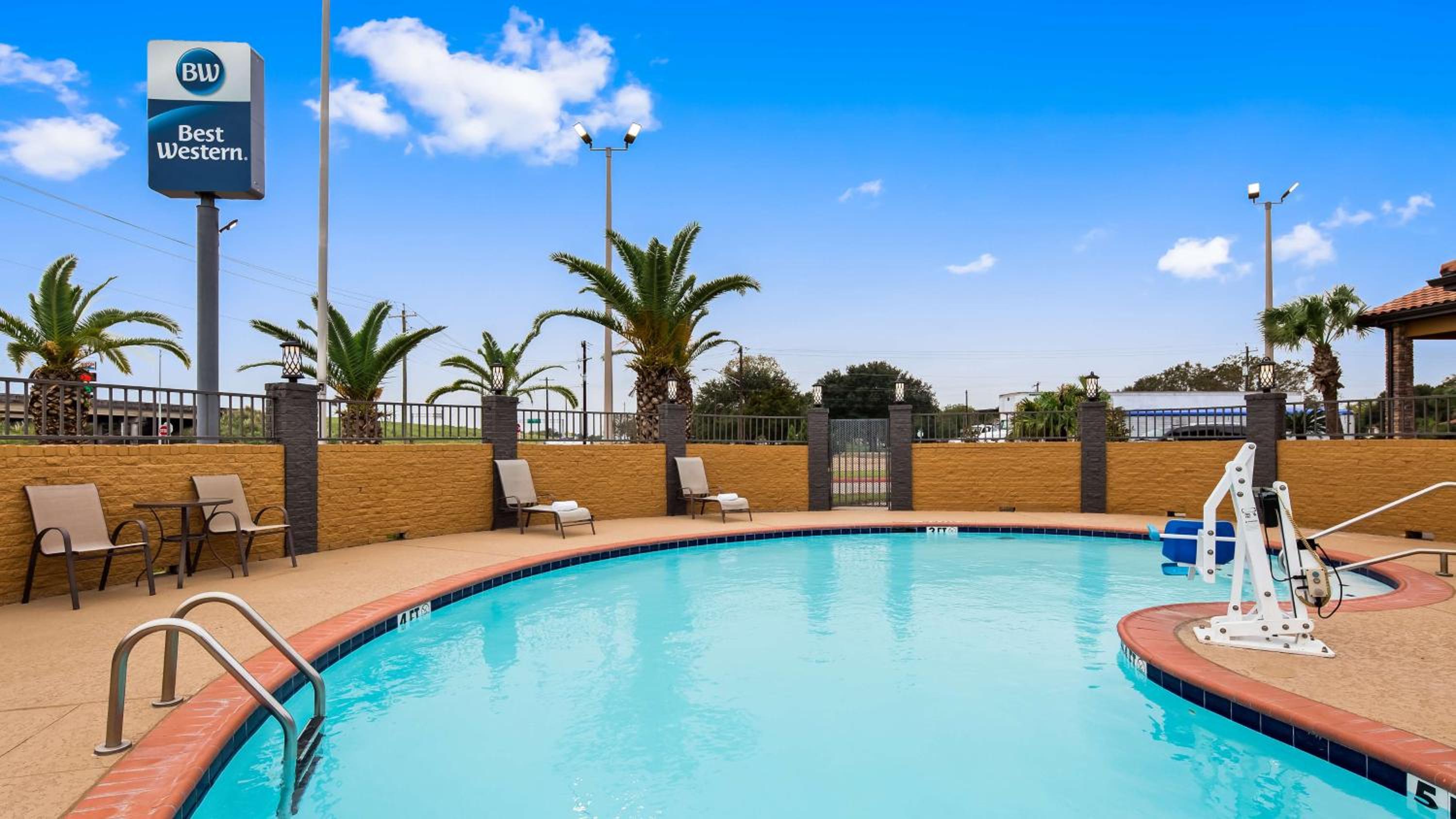 Bay City Vacations - Best Western Executive Inn El Campo - Property Image 2