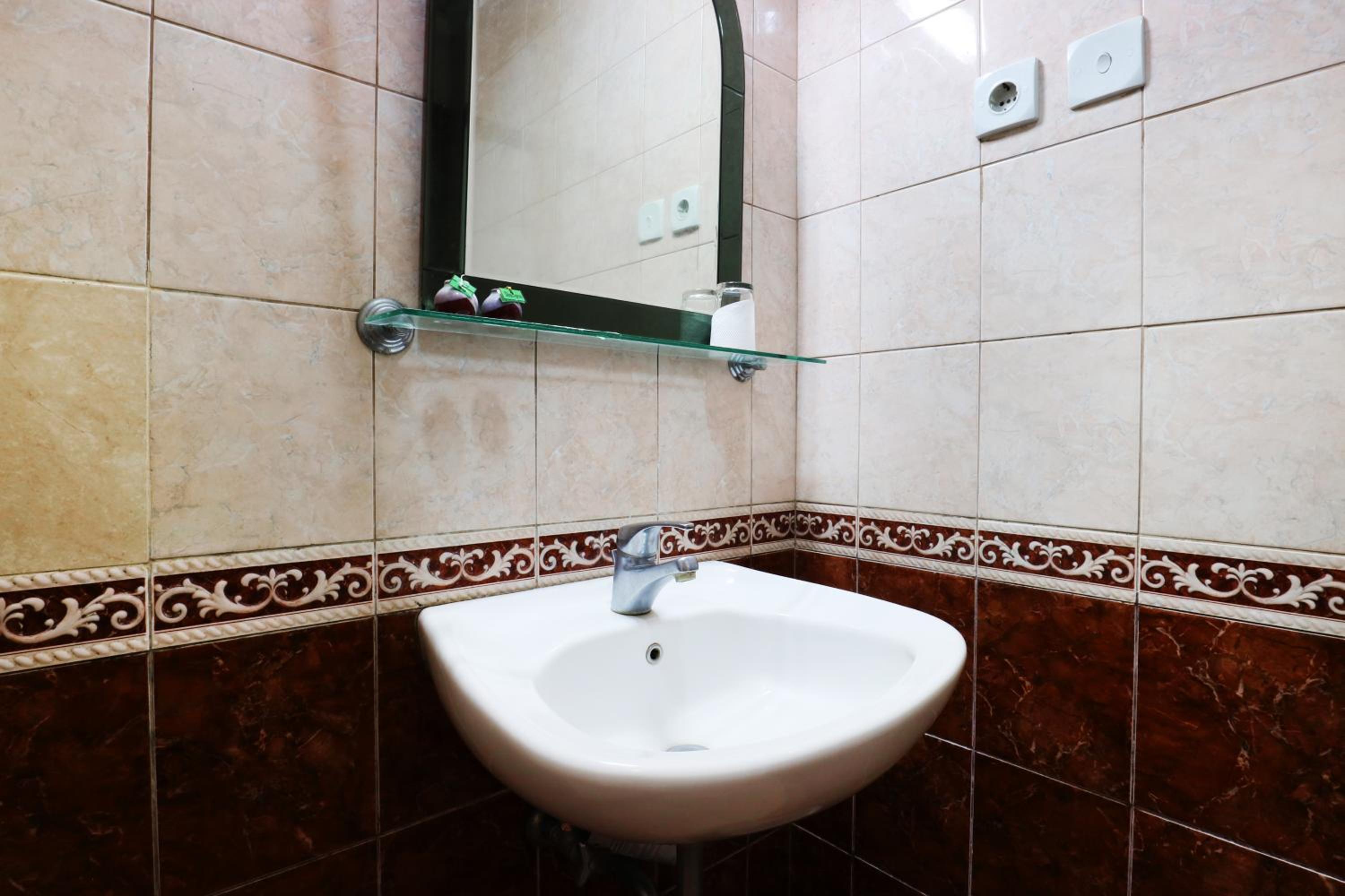 RedDoorz Plus near Brawijaya Museum, 말랑 - 9