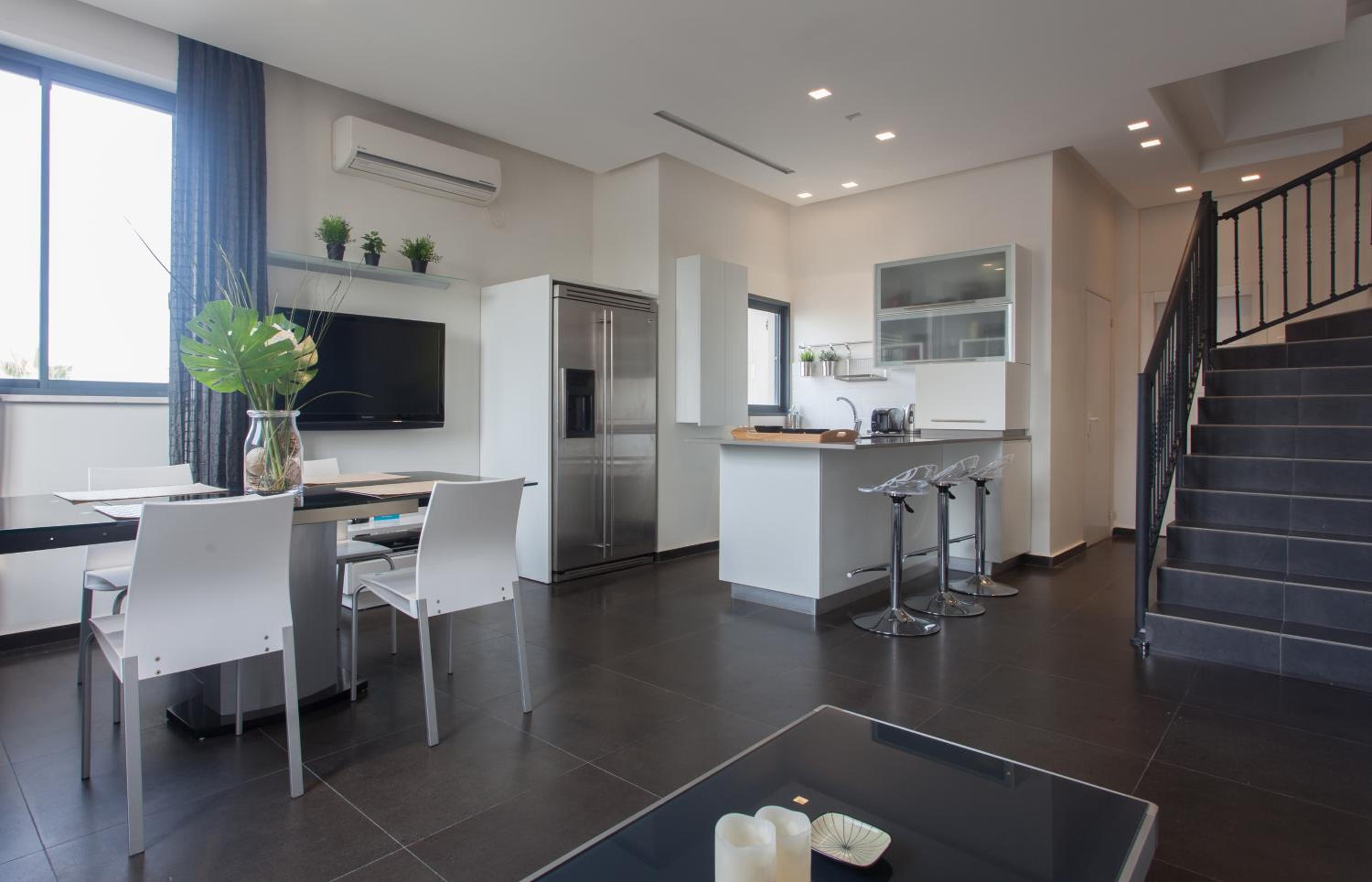 Luxury Penthouse 2 bed near Rothchild view 4