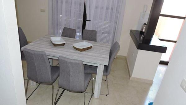 HL025 Luxury 3 bedroom villa with community pool view 4
