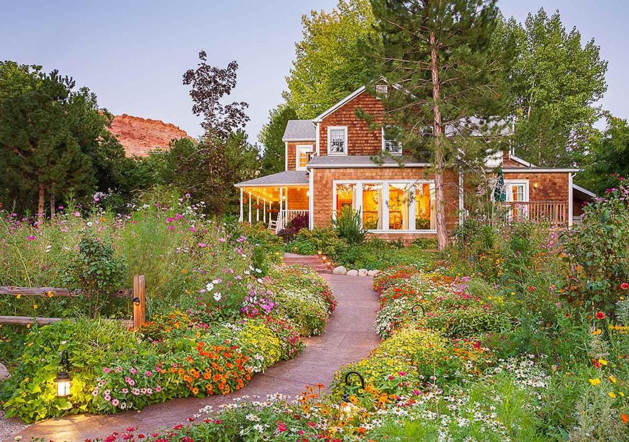 Hotel Sunflower Hill Inn - Image 1