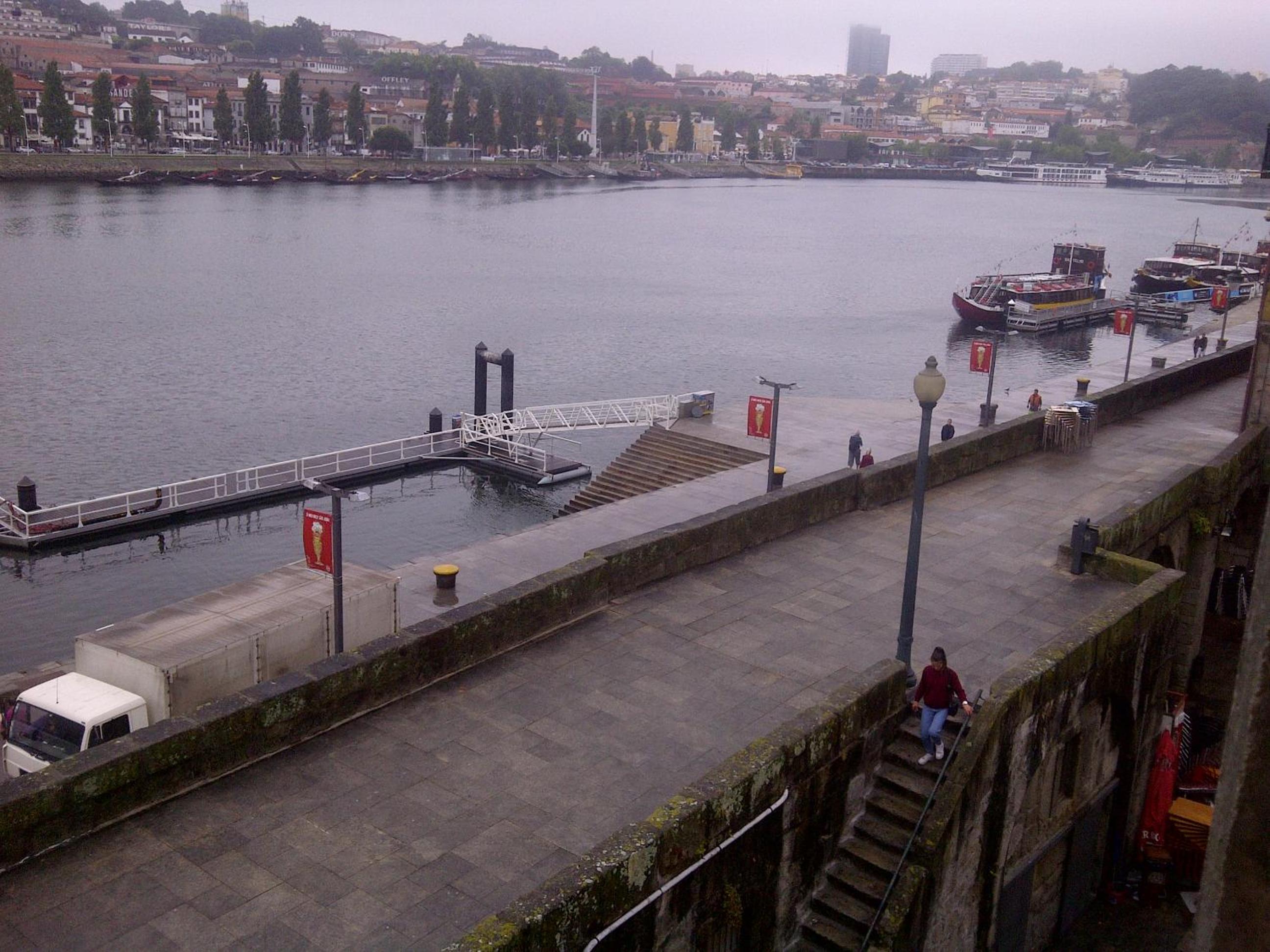 Historic Oporto Apartment at oporto UNESCO area, in front of Porto Wine caves view 4