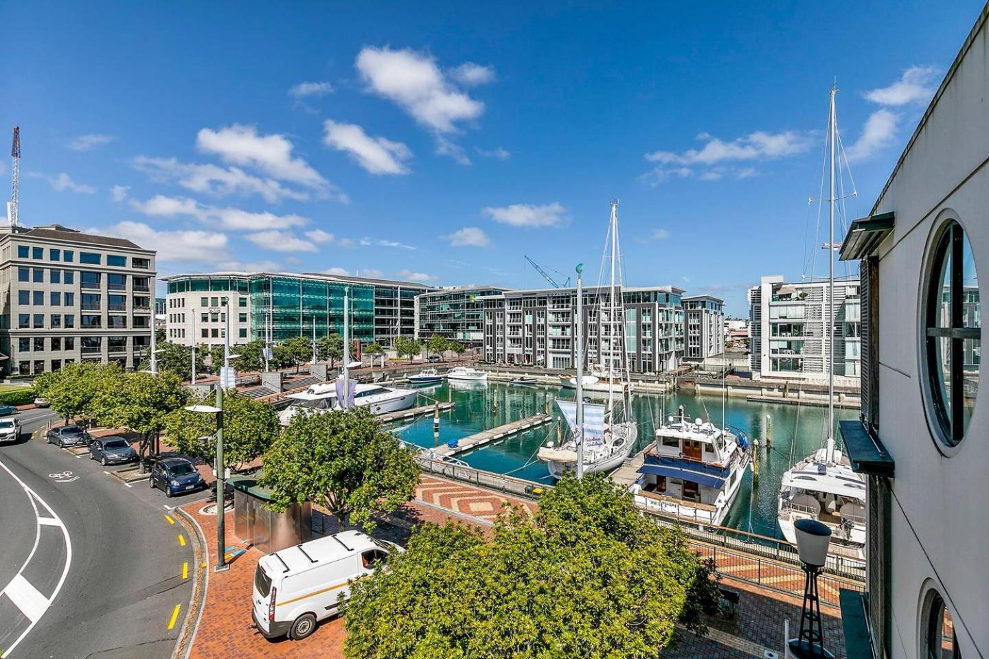 Enormous CBD 1BR Unit with Parking by Zodiak Stays view 5