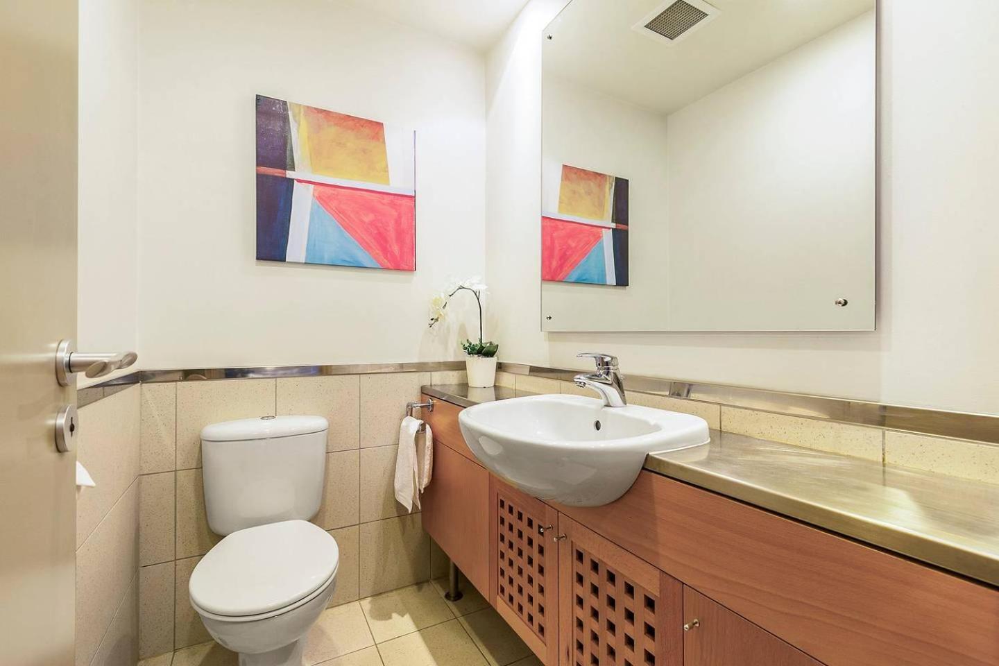 Enormous CBD 1BR Unit with Parking by Zodiak Stays view 4