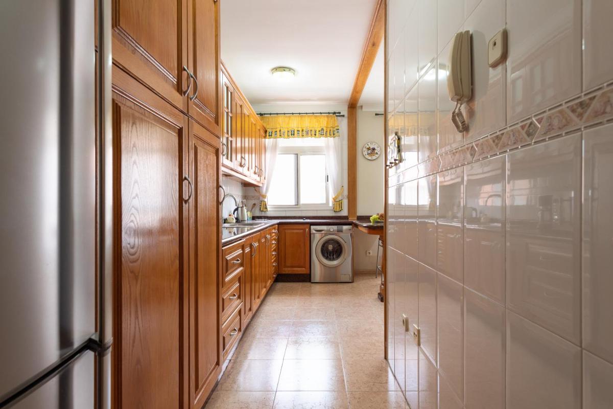 Spacious 3BR 5 min Walk to Las Canteras - Parking photo 5