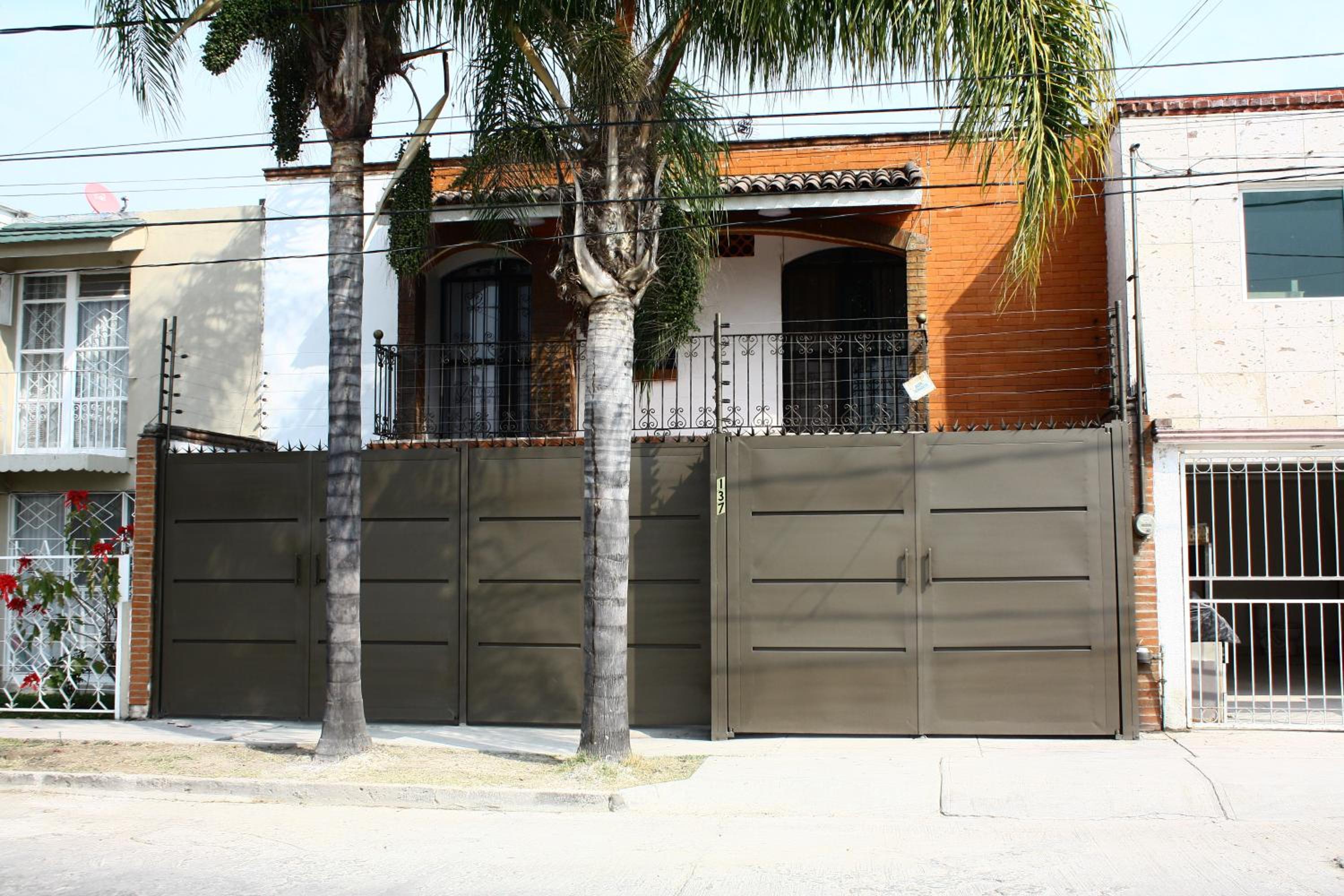 Hotel Suites ciento 37 - Image 1