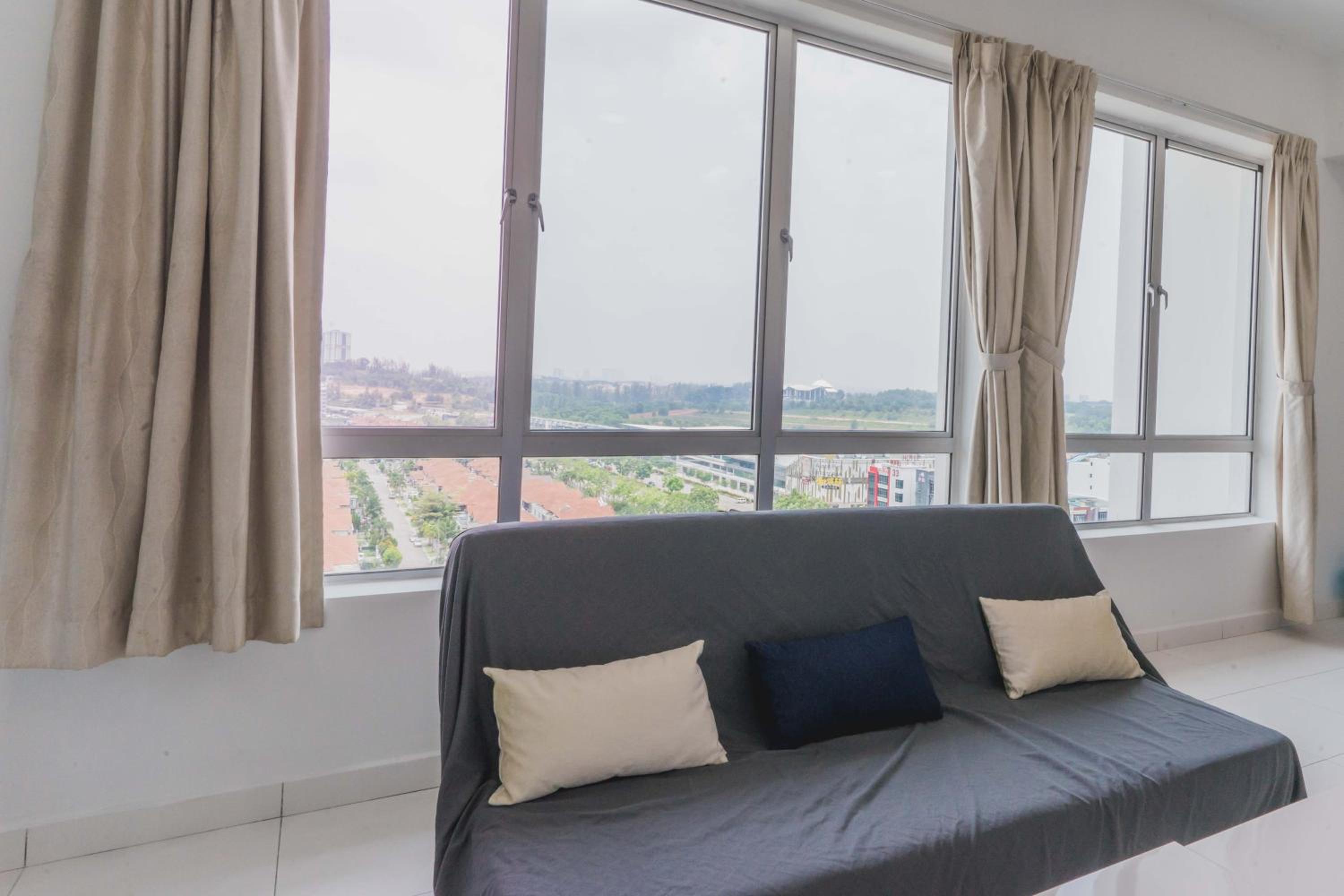 Shawn's Akademic Suites Sky View B#11-27 (肖恩天空之城) at Mount Austin