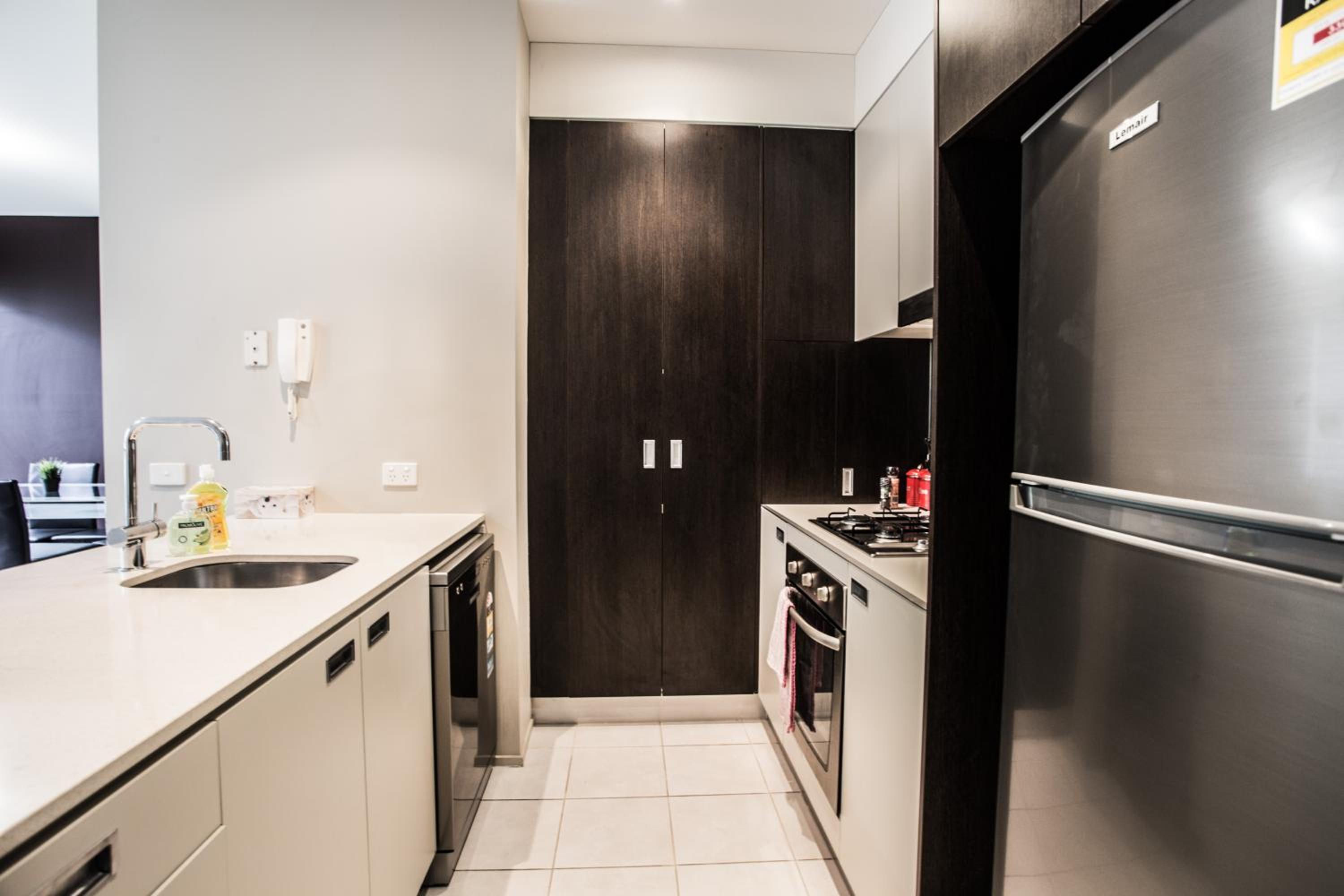 ReadySet Apartments on Altona photo 2
