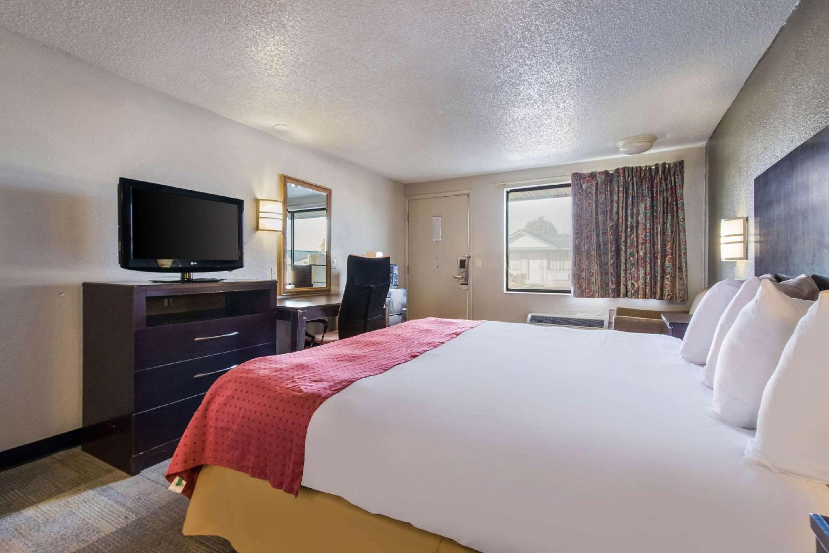 Rodeway Inn Near Hall of Fame
