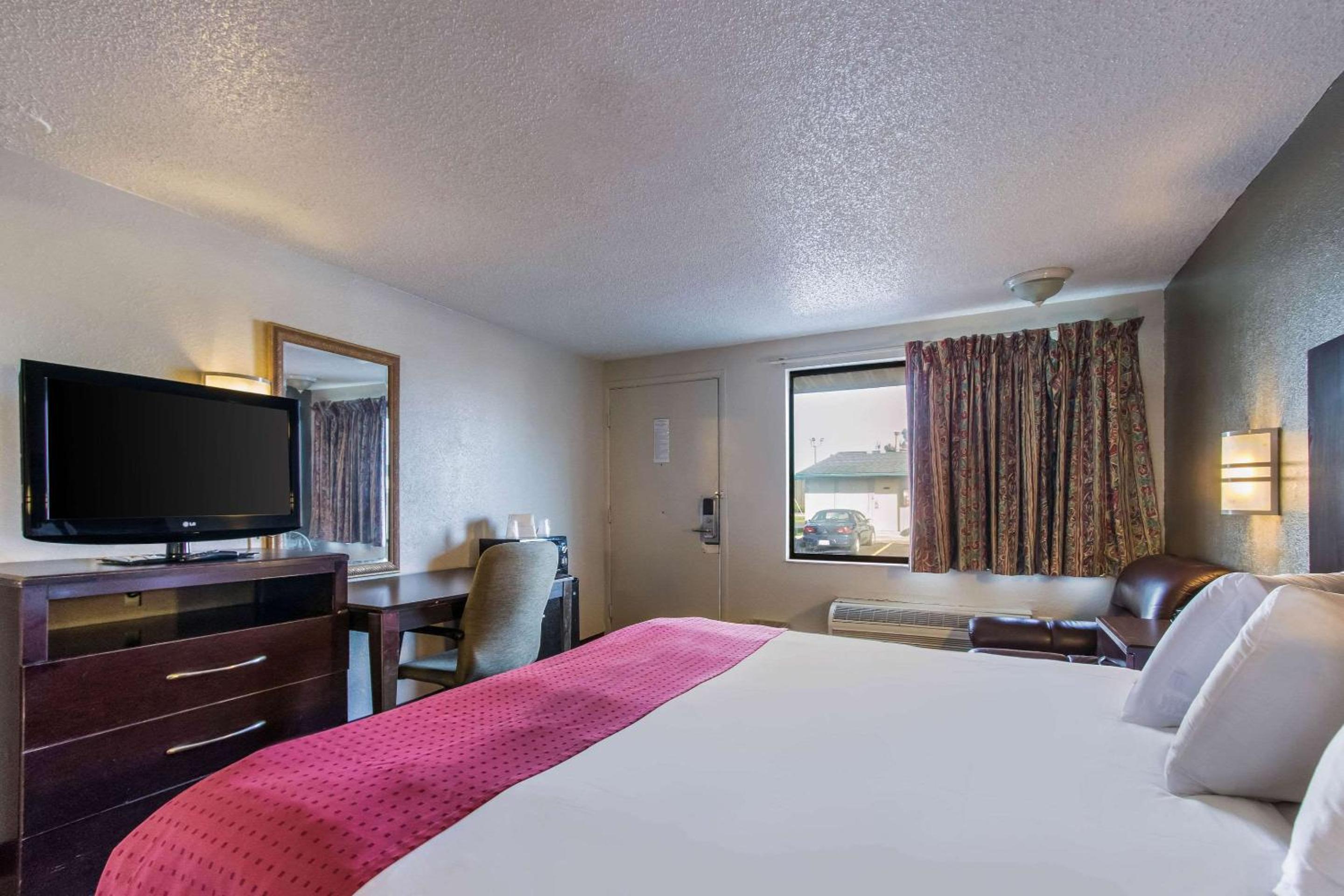 Rodeway Inn Near Hall of Fame