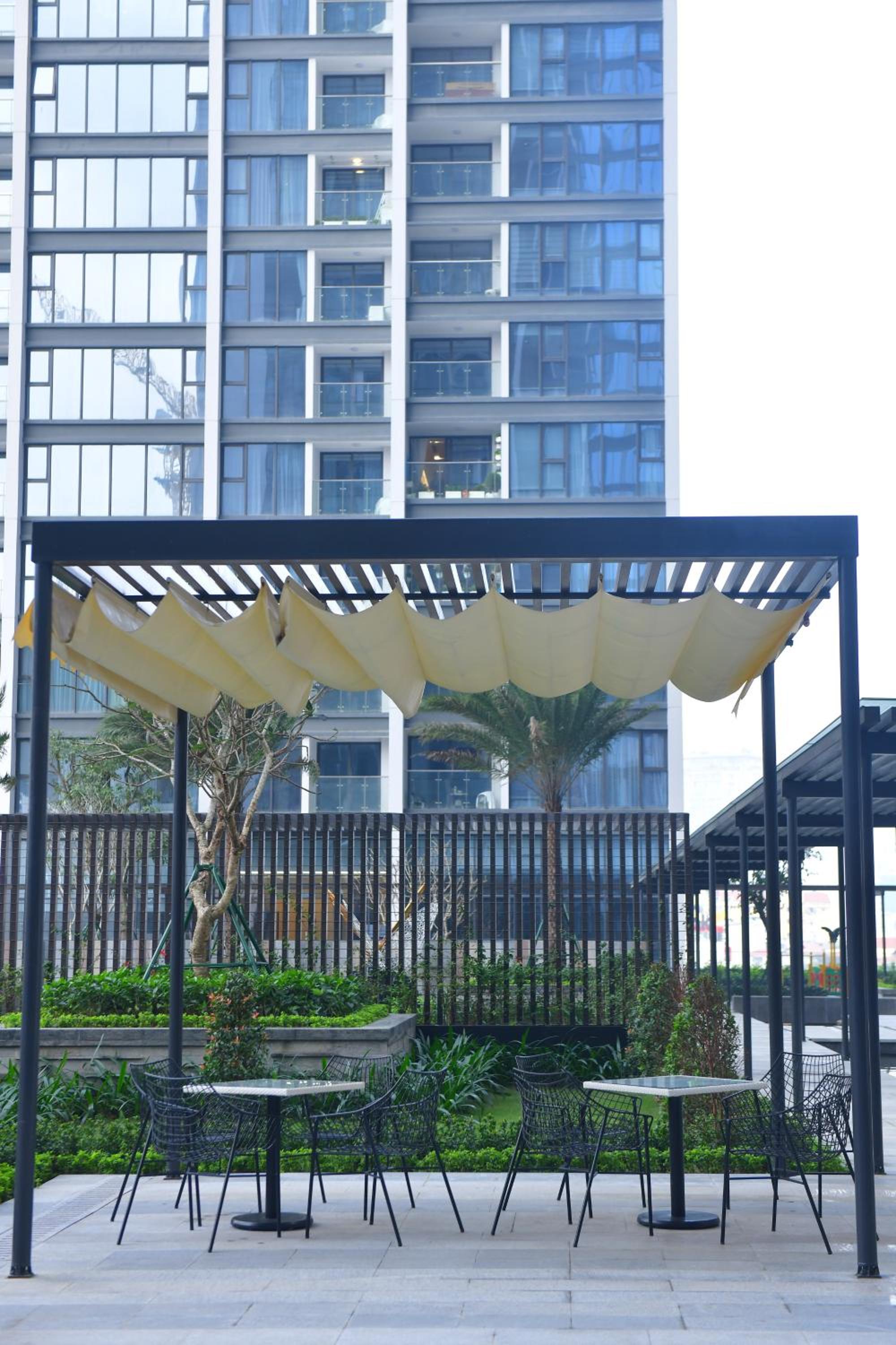 Hi-Home Suites - Vinhomes Metropolis