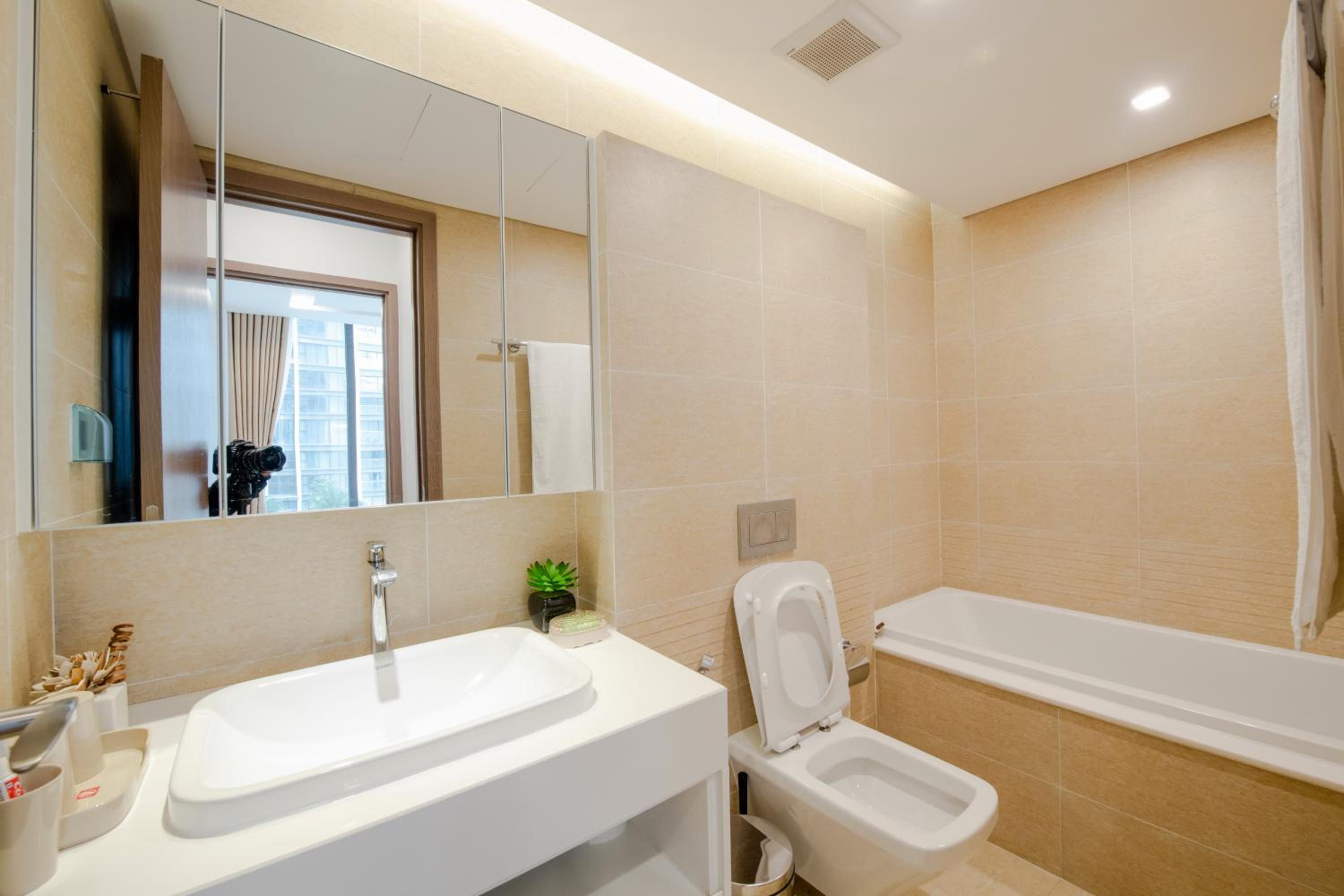 Hi-Home Suites - Vinhomes Metropolis