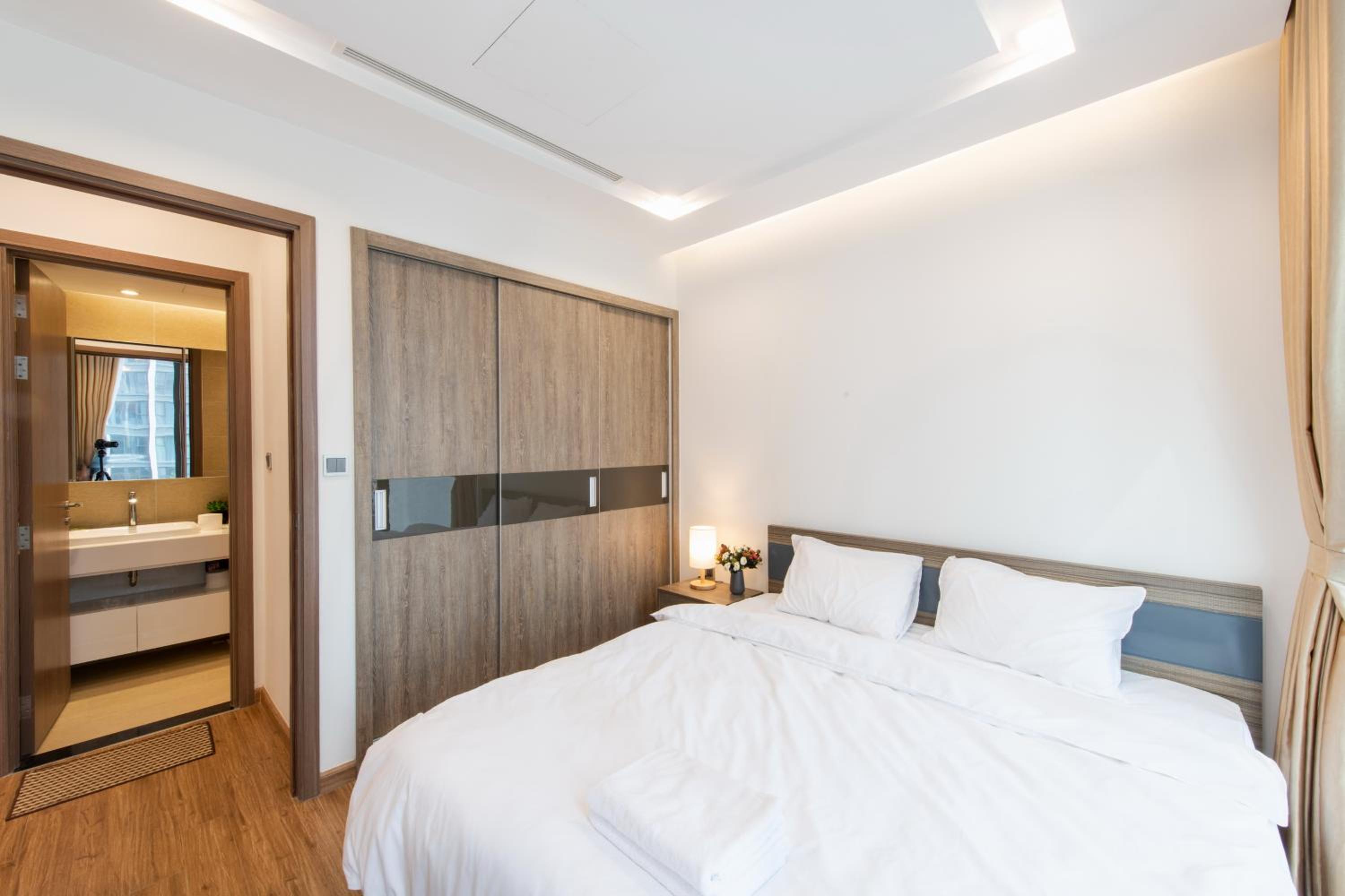 Hi-Home Suites - Vinhomes Metropolis