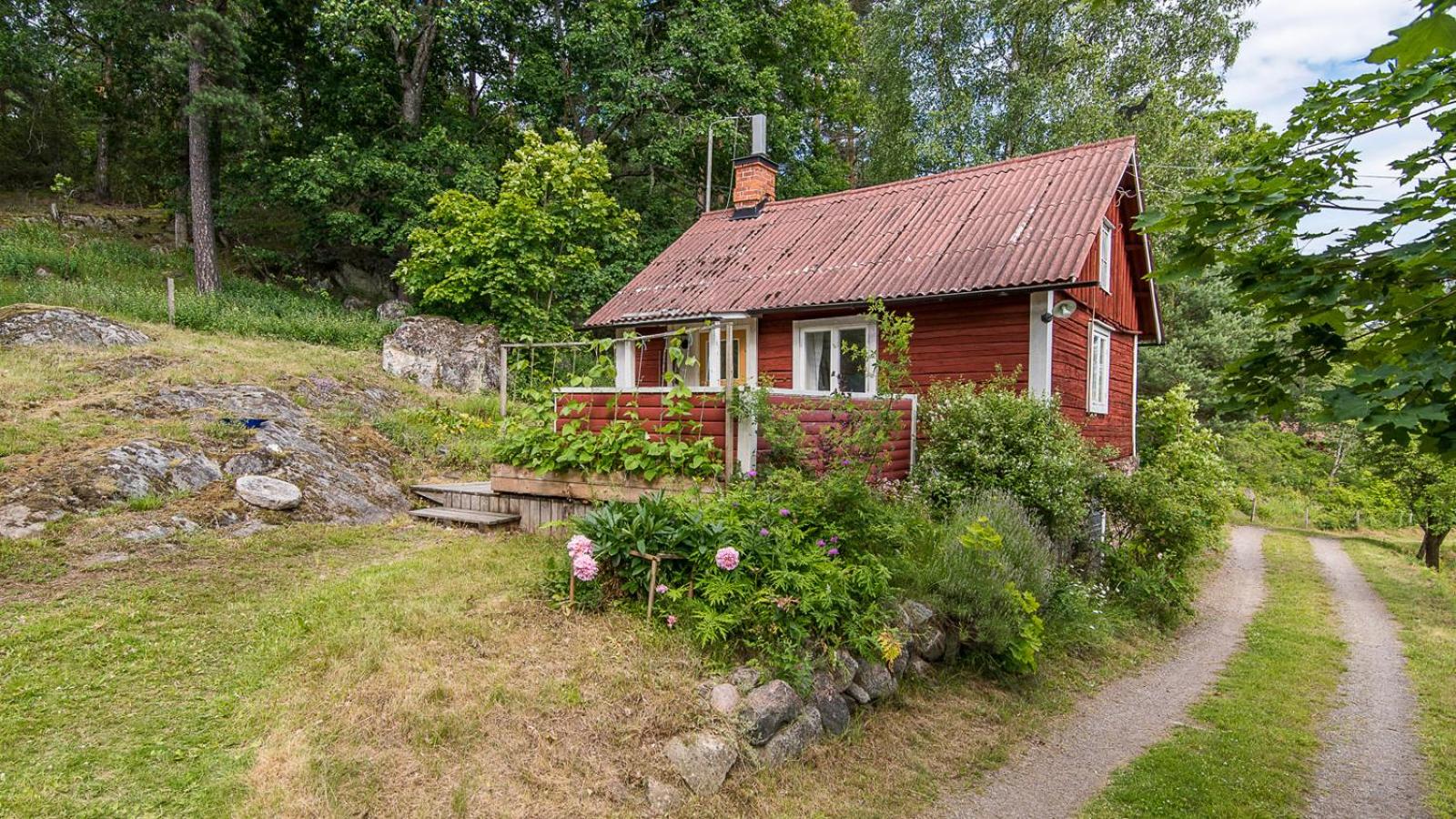 Traditional Swedish Torp Lake Access & Free Boat
