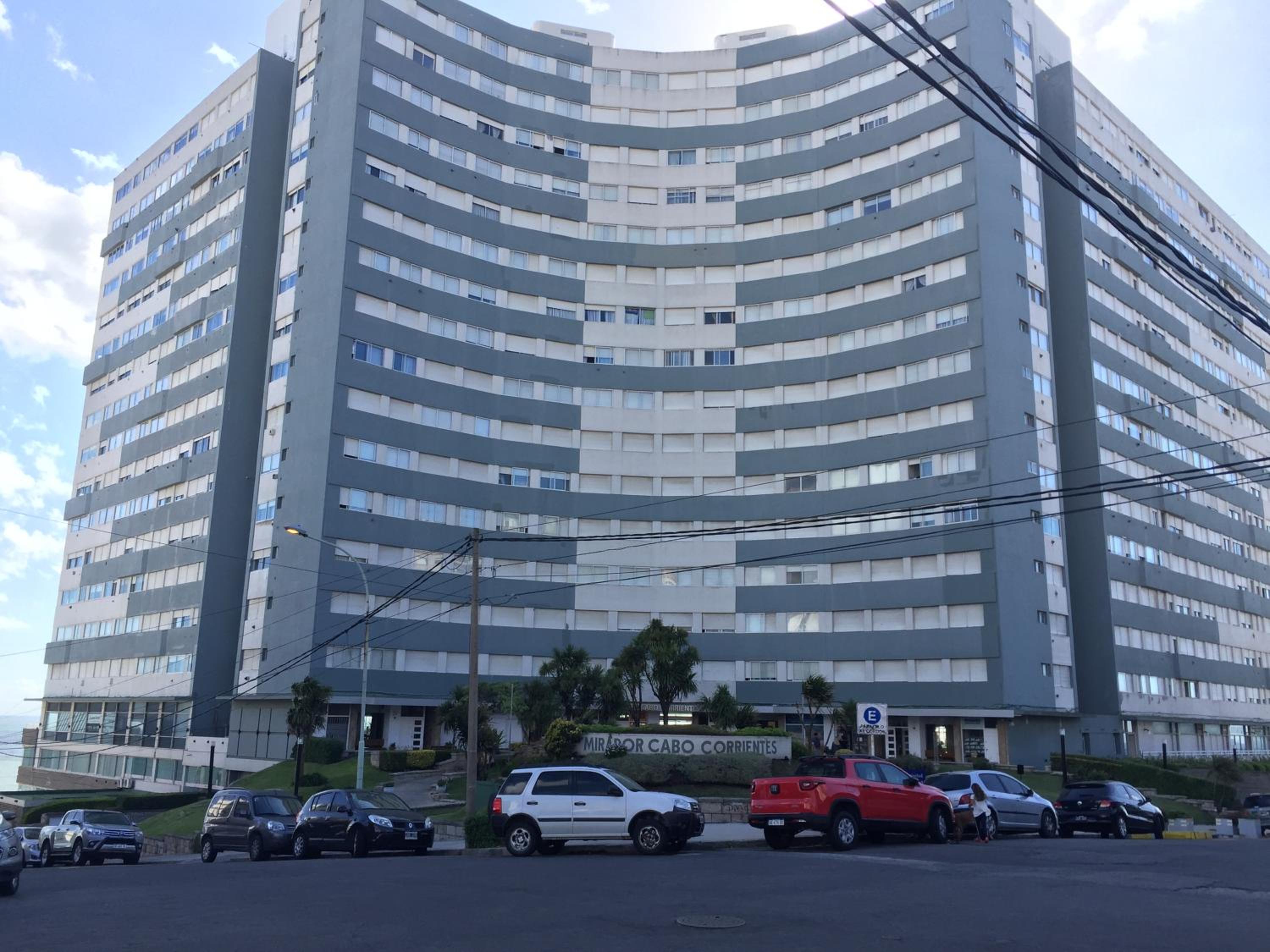 Departamento Cabo Corrientes con cochera cubierta, sólo alquiler a familias o mayores de veinticinco años