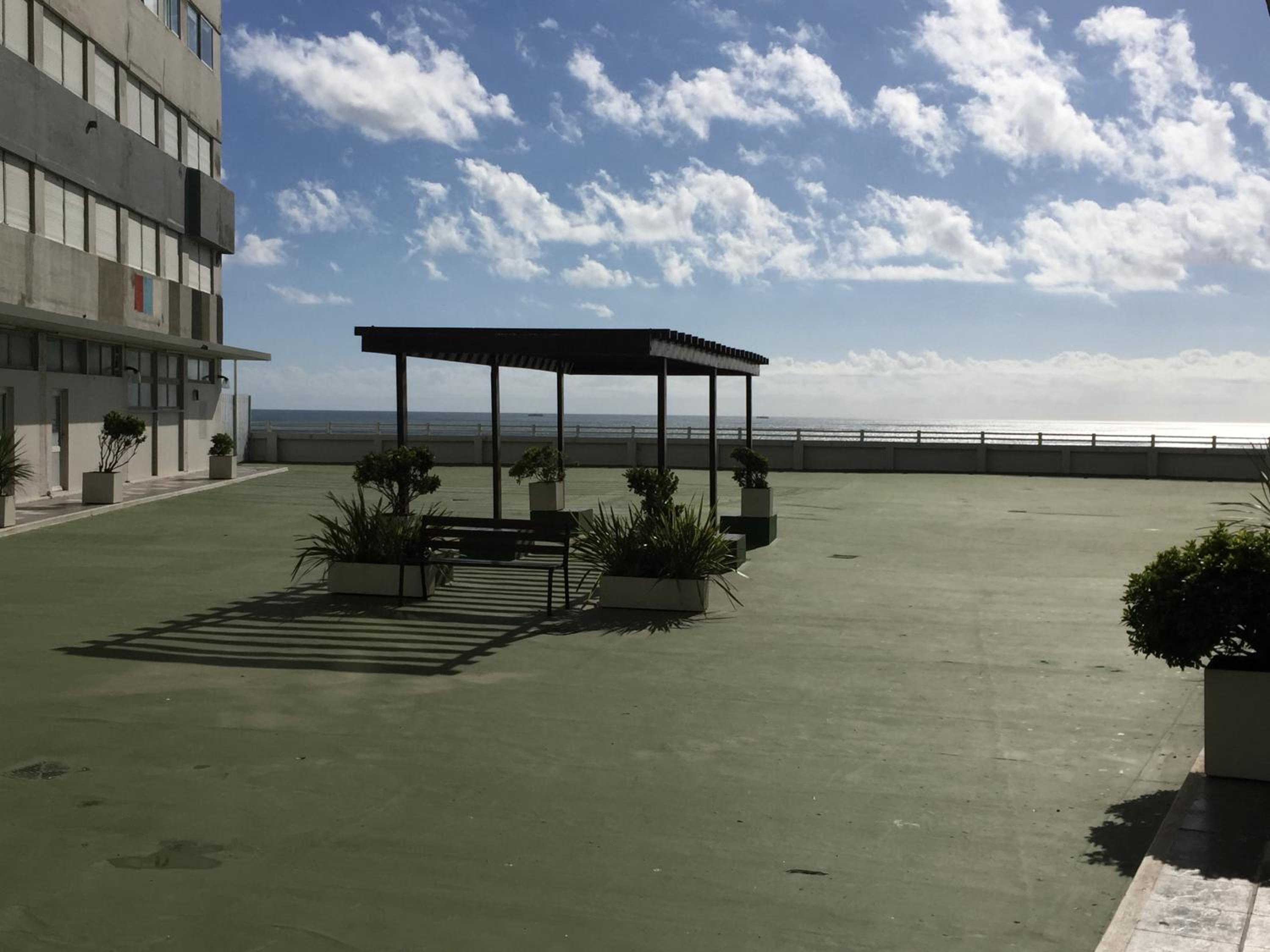 Departamento Cabo Corrientes con cochera cubierta, sólo alquiler a familias o mayores de veinticinco años