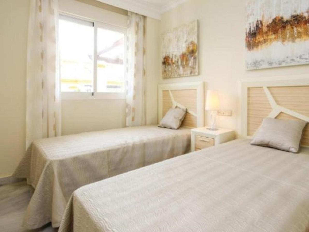 Dama de Noche en Marbella — hotel room