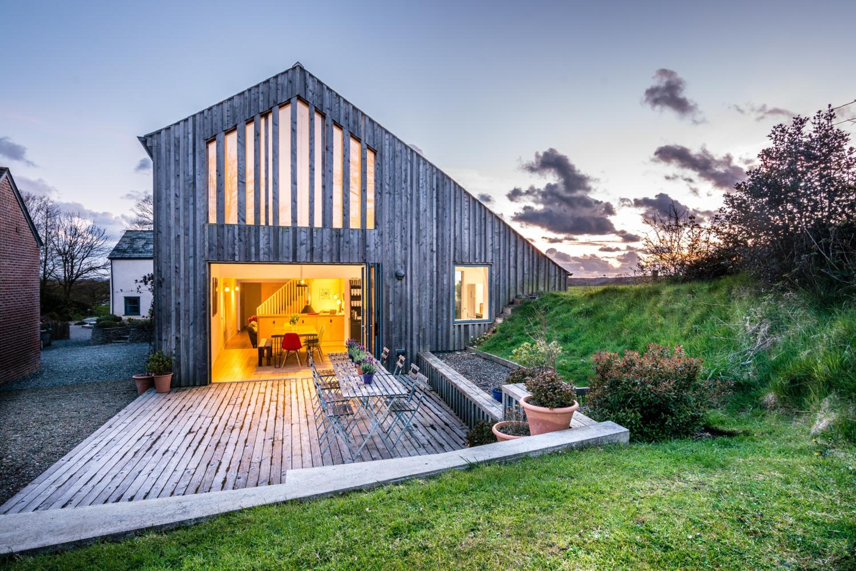 The Cob at Venn Farm - Award Winning Architecture with Hot Tub Near Cornish Surf Beaches
