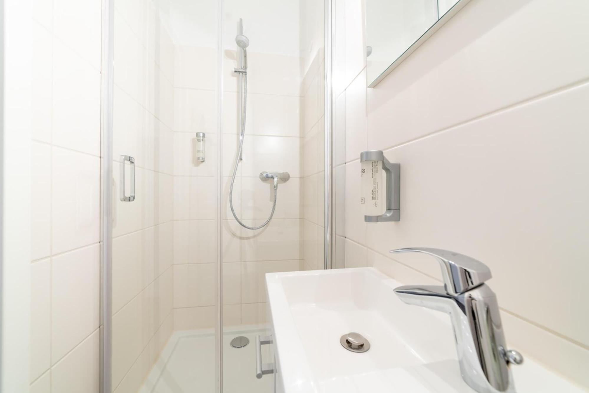 Monteurzimmer Berlin Pankow mit Dachterrasse - Nur 10 min. von der A10 - 3 Zimmer/ 7 Betten
