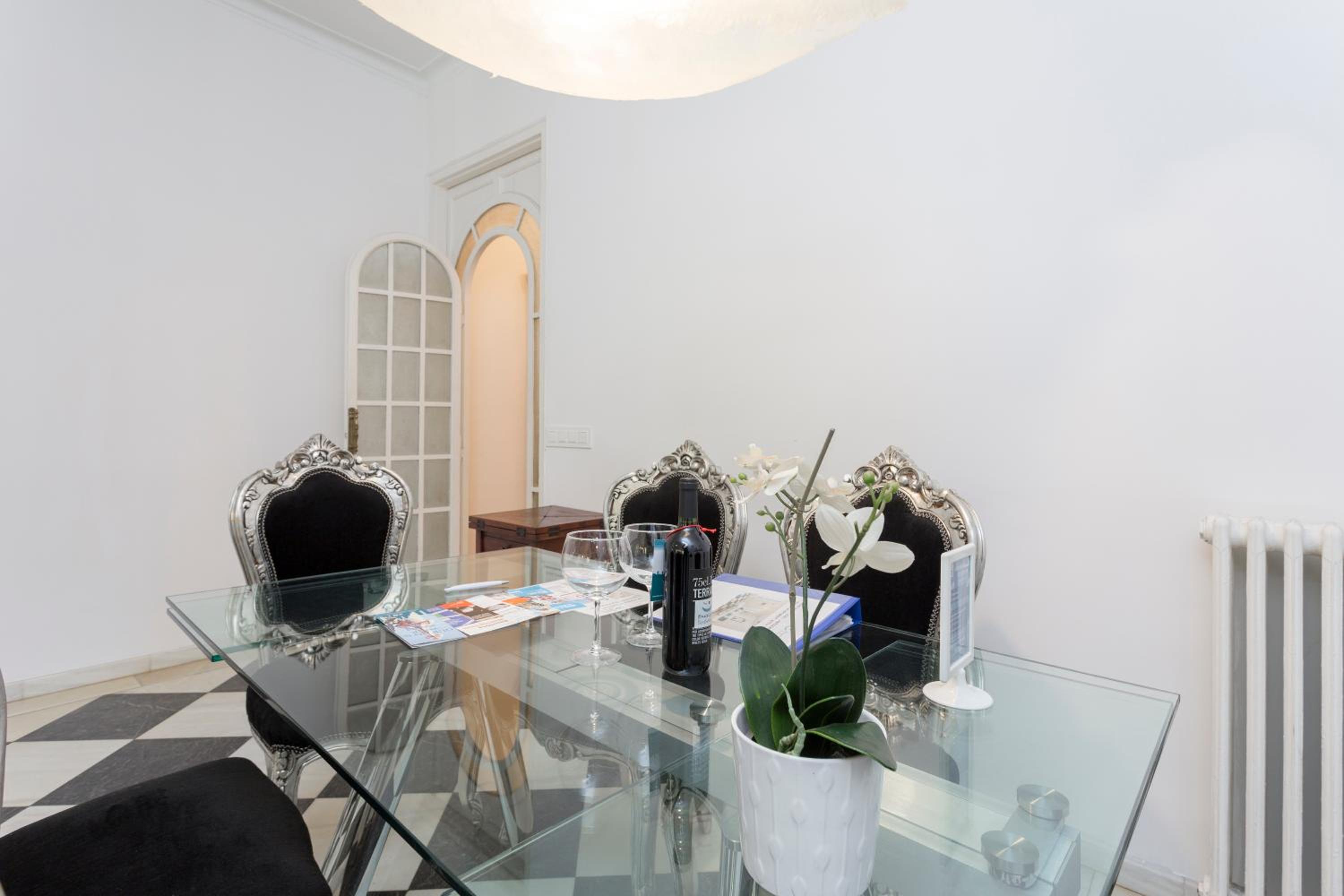 1229 - AWESOME CITY CENTER APARTMENT WITH TERRACE