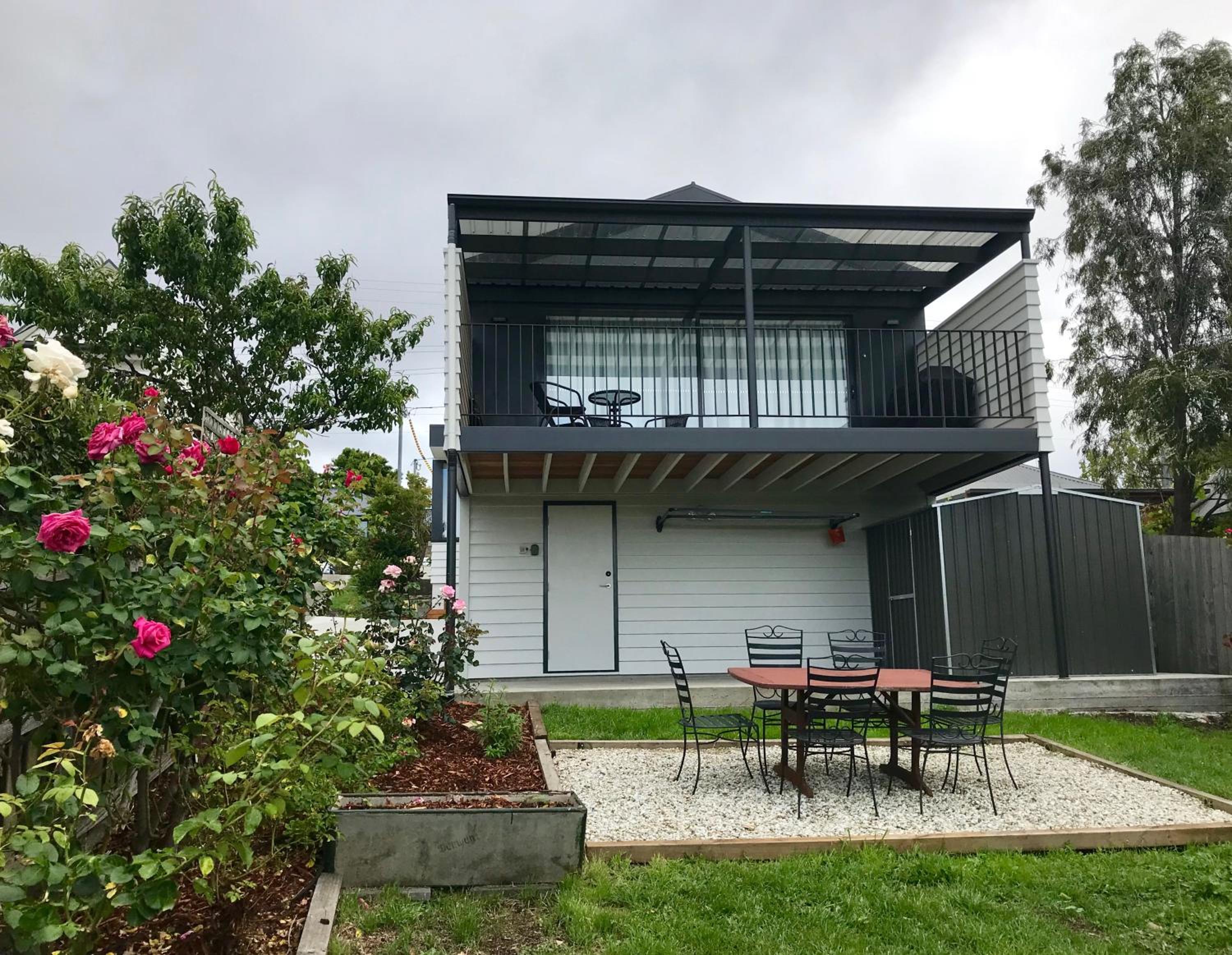 Omaroo House - panoramic water views
