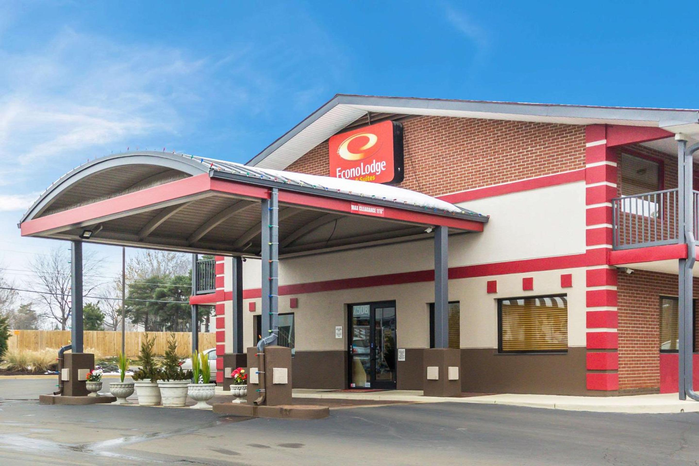 Kansas City Vacations - Econo Lodge Inn  Suites I-35 at Shawnee Mission - Property Image 1