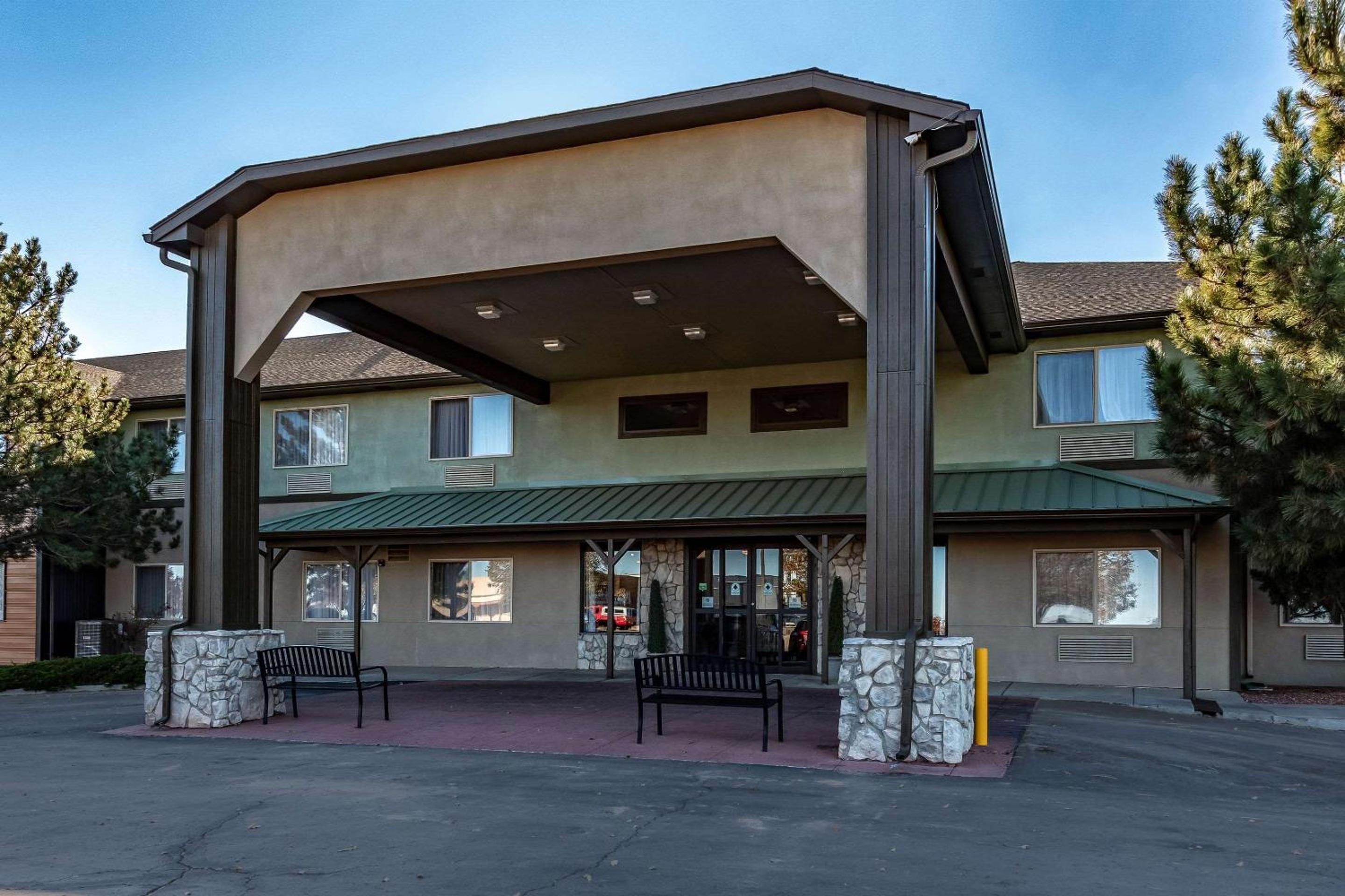 Hotel Quality Inn & Suites West - Image 1