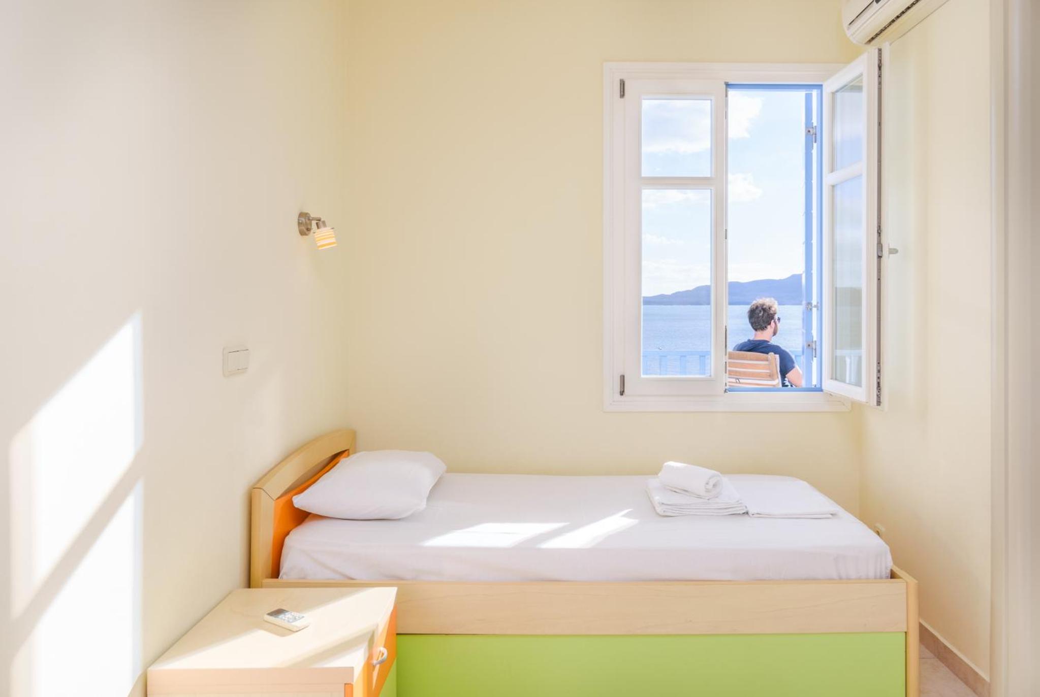 il porto di Milos photo 5