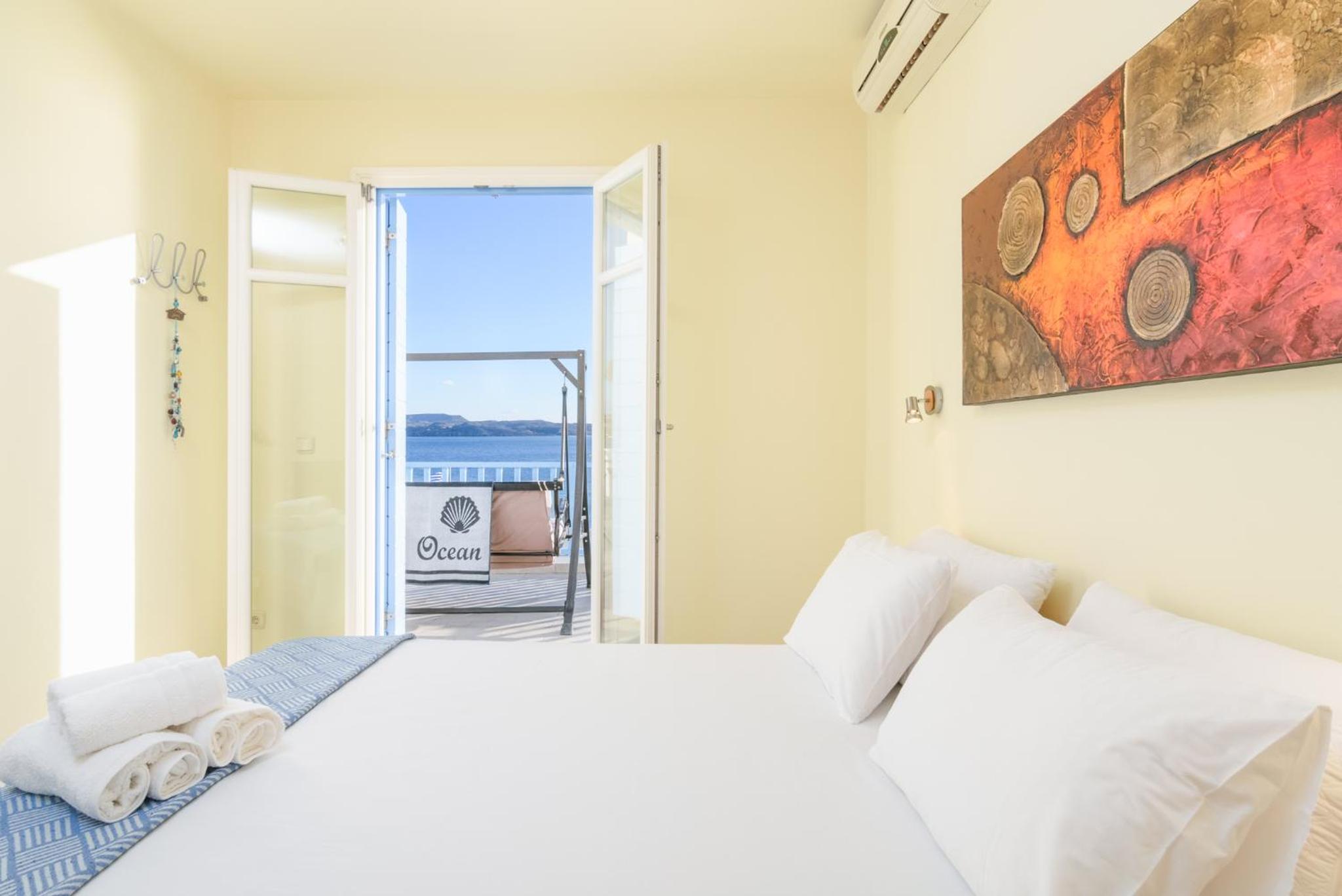 il porto di Milos photo 3